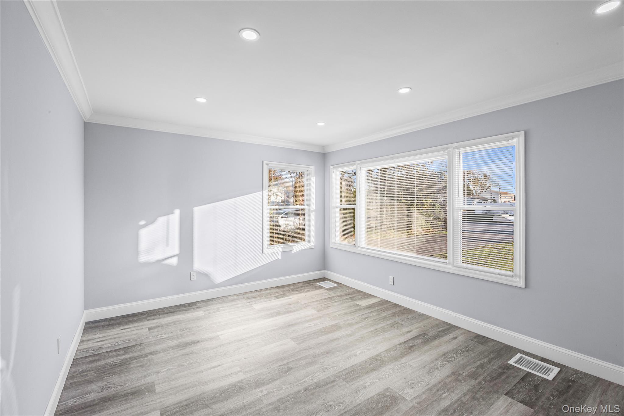 4 Somerset Road N, Amityville, NY 11701