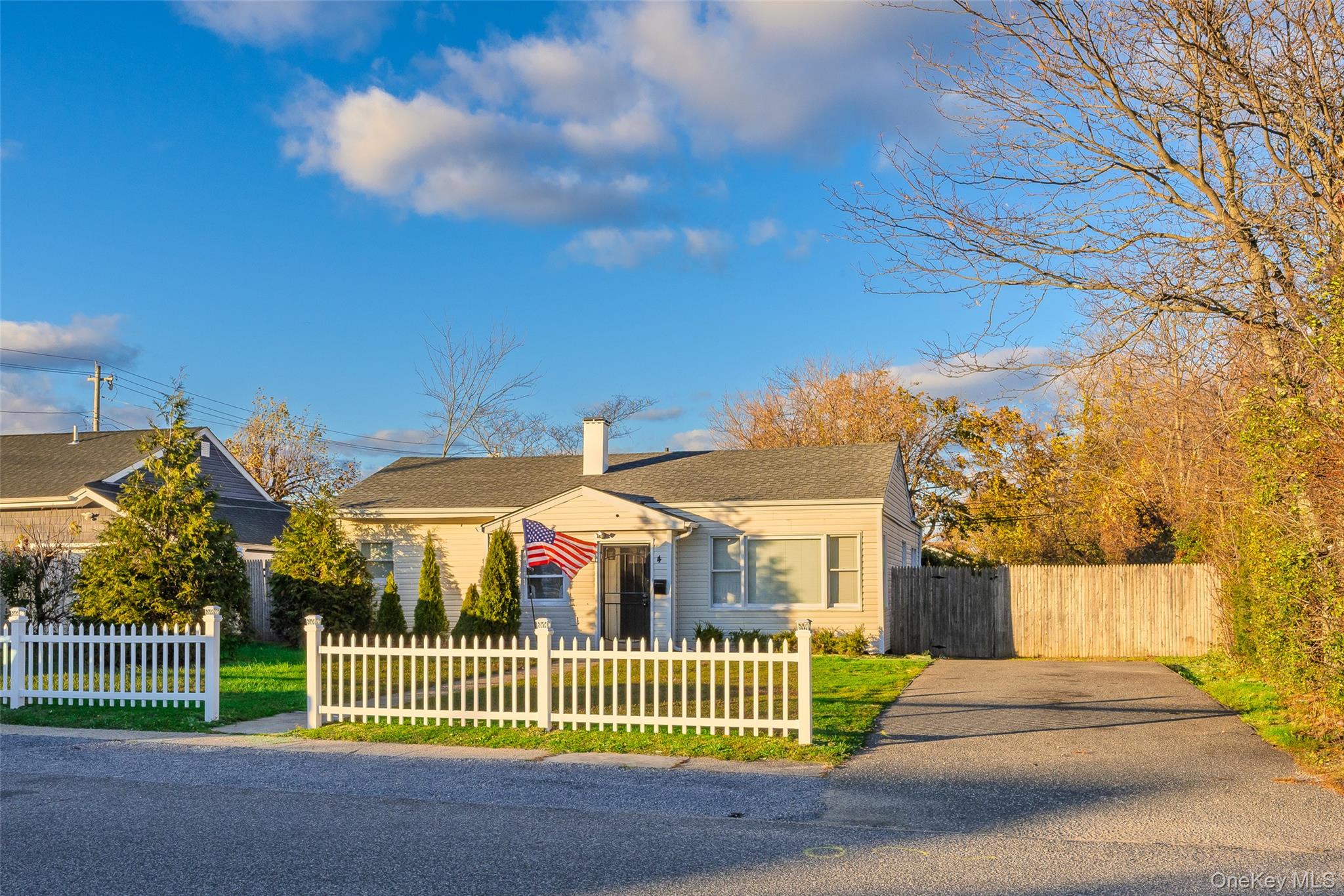 4 Somerset Road N, Amityville, NY 11701