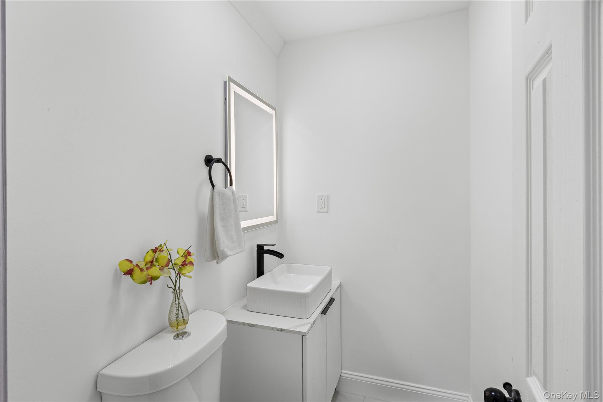 4 Somerset Road N, Amityville, NY 11701