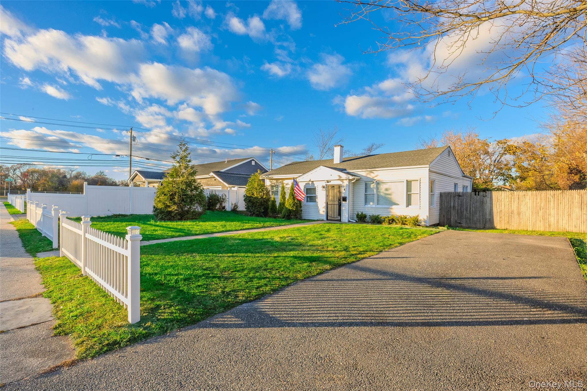 4 Somerset Road N, Amityville, NY 11701