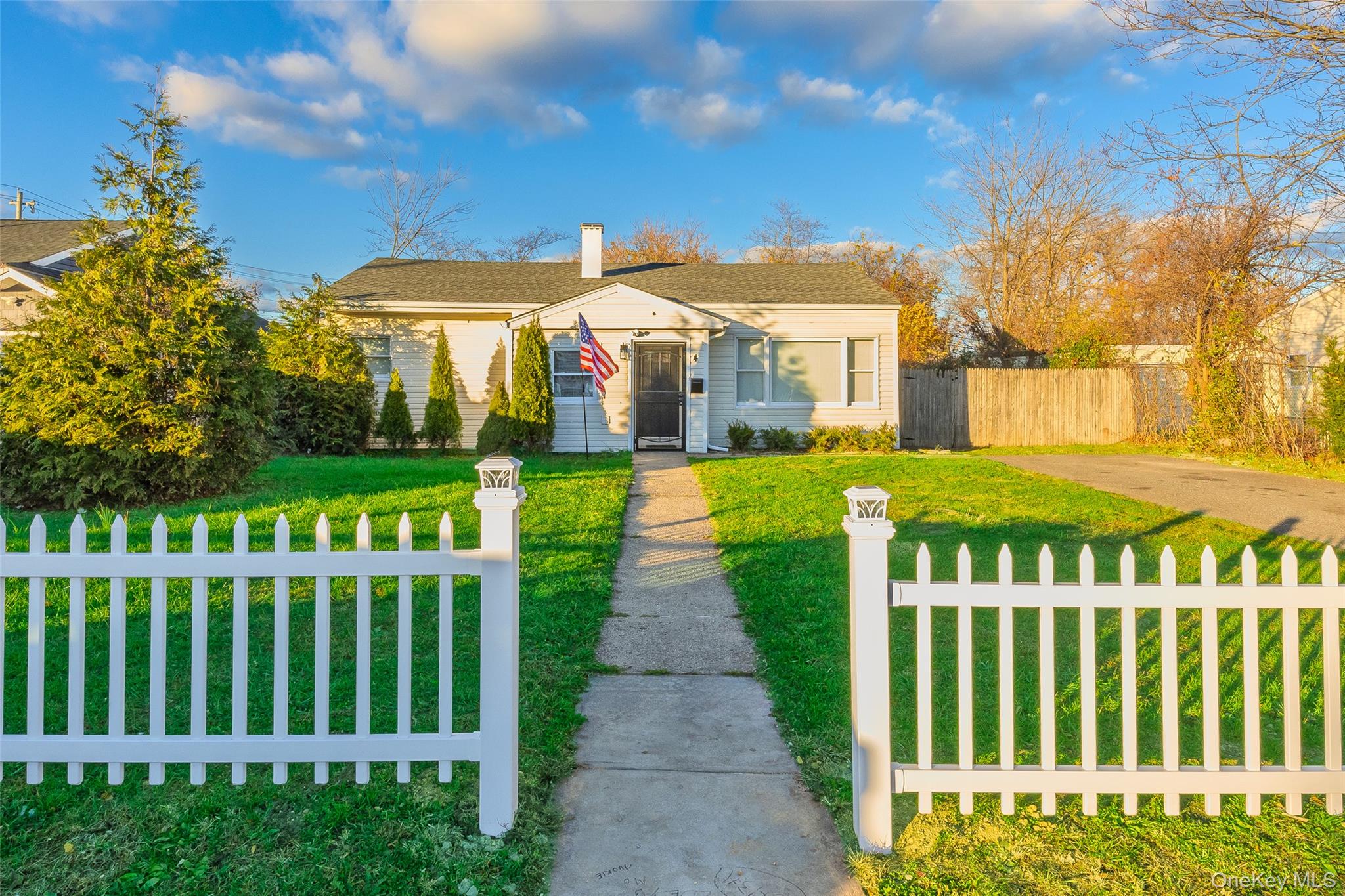 4 Somerset Road N, Amityville, NY 11701