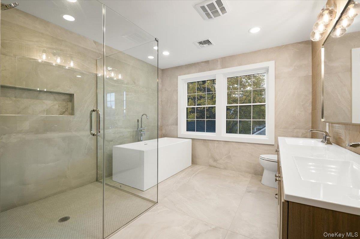 22 Franklin Avenue, Port Washington, NY 11050