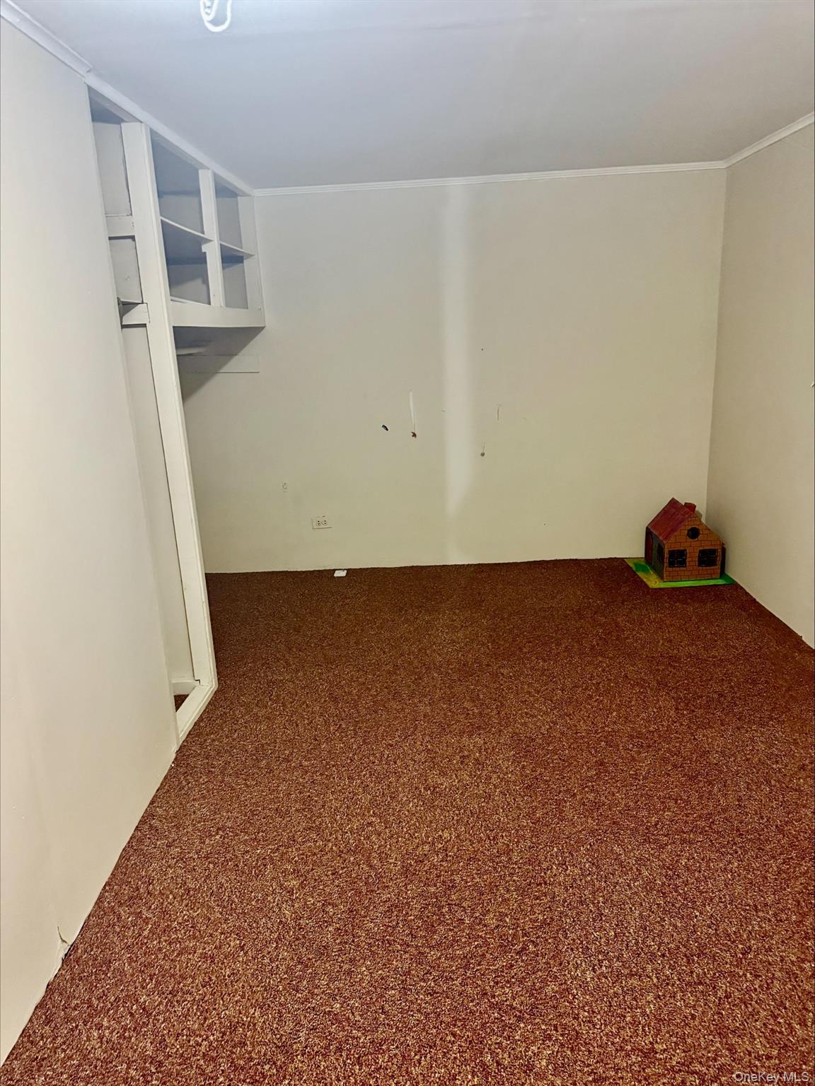 16 Eileen Avenue, Plainview, NY 11803