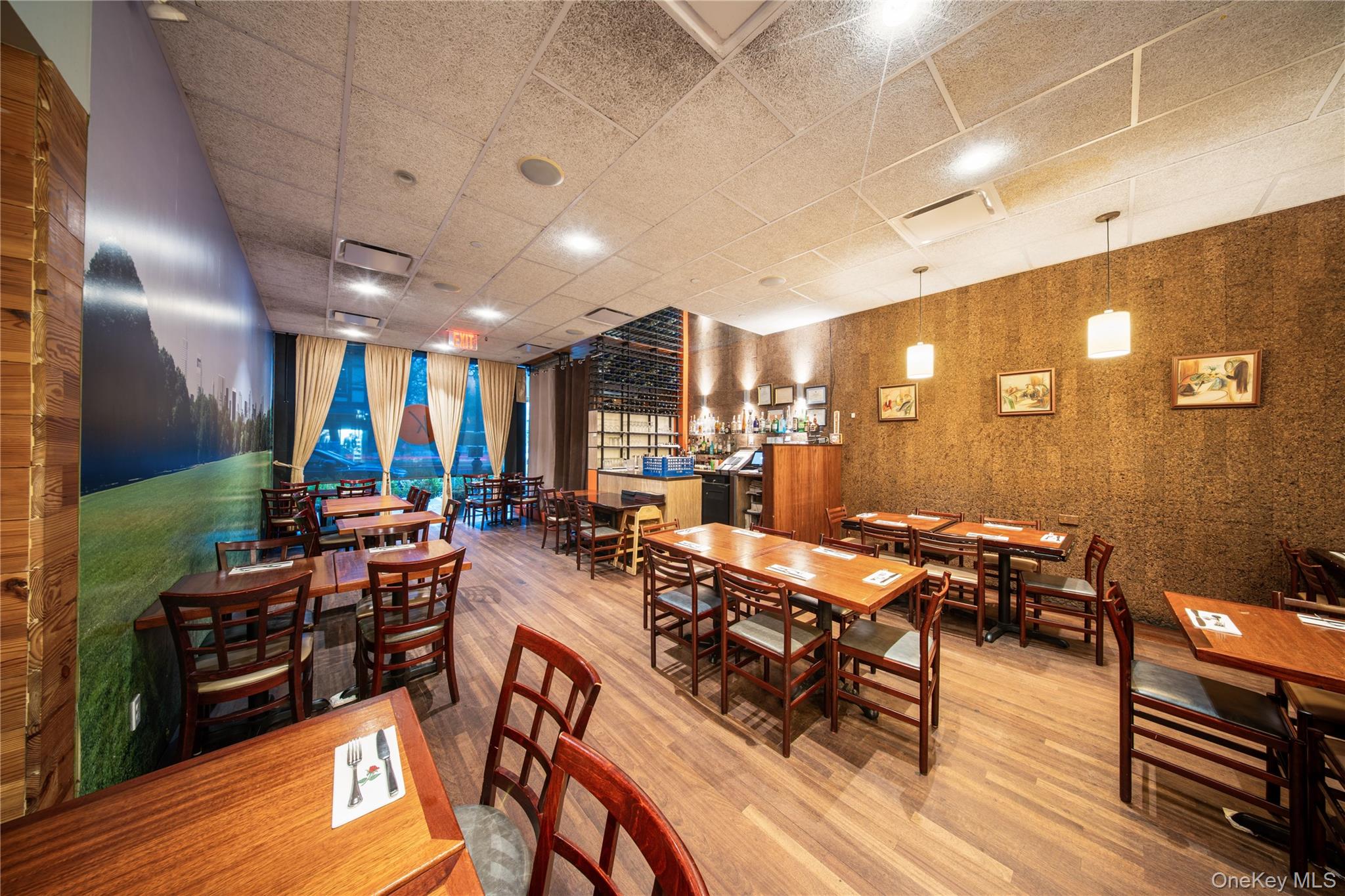 77 Middle Neck Rd, Great Neck, NY 11021