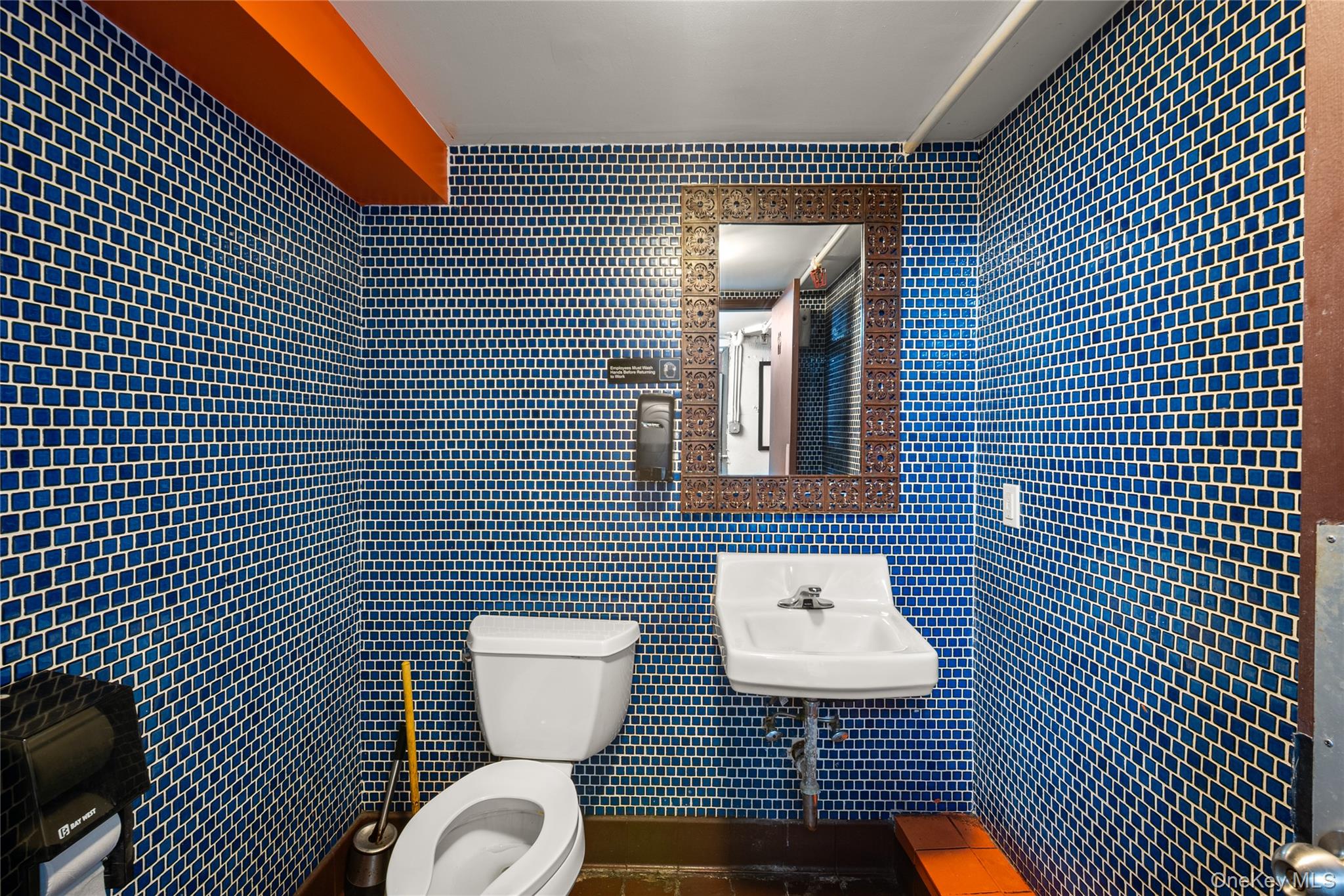 77 Middle Neck Rd, Great Neck, NY 11021