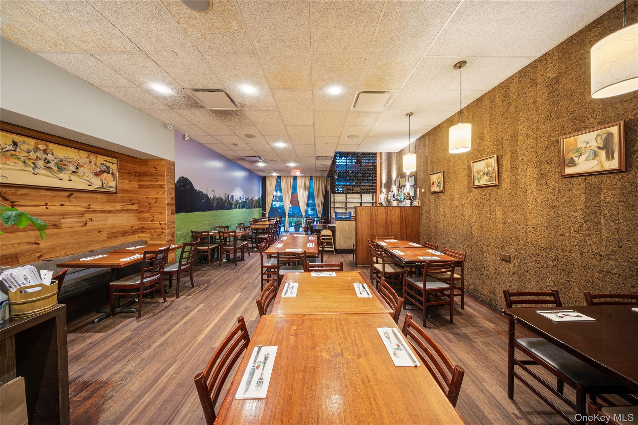 77 Middle Neck Rd, Great Neck, NY 11021