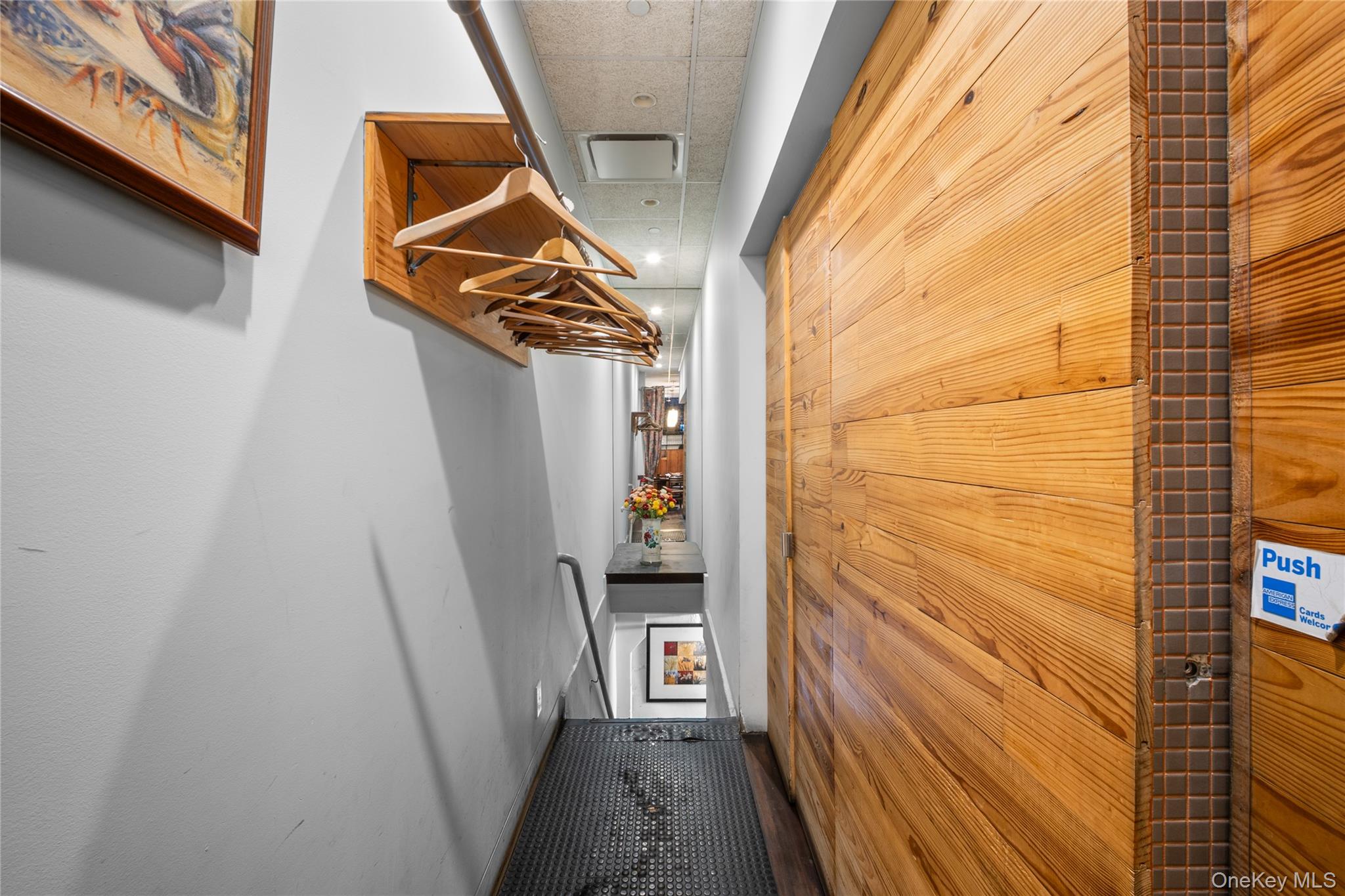 77 Middle Neck Rd, Great Neck, NY 11021