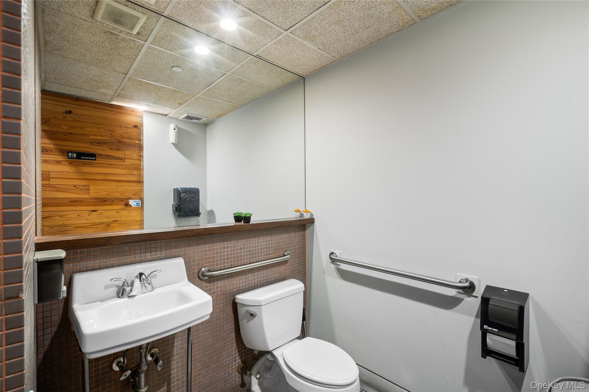 77 Middle Neck Rd, Great Neck, NY 11021