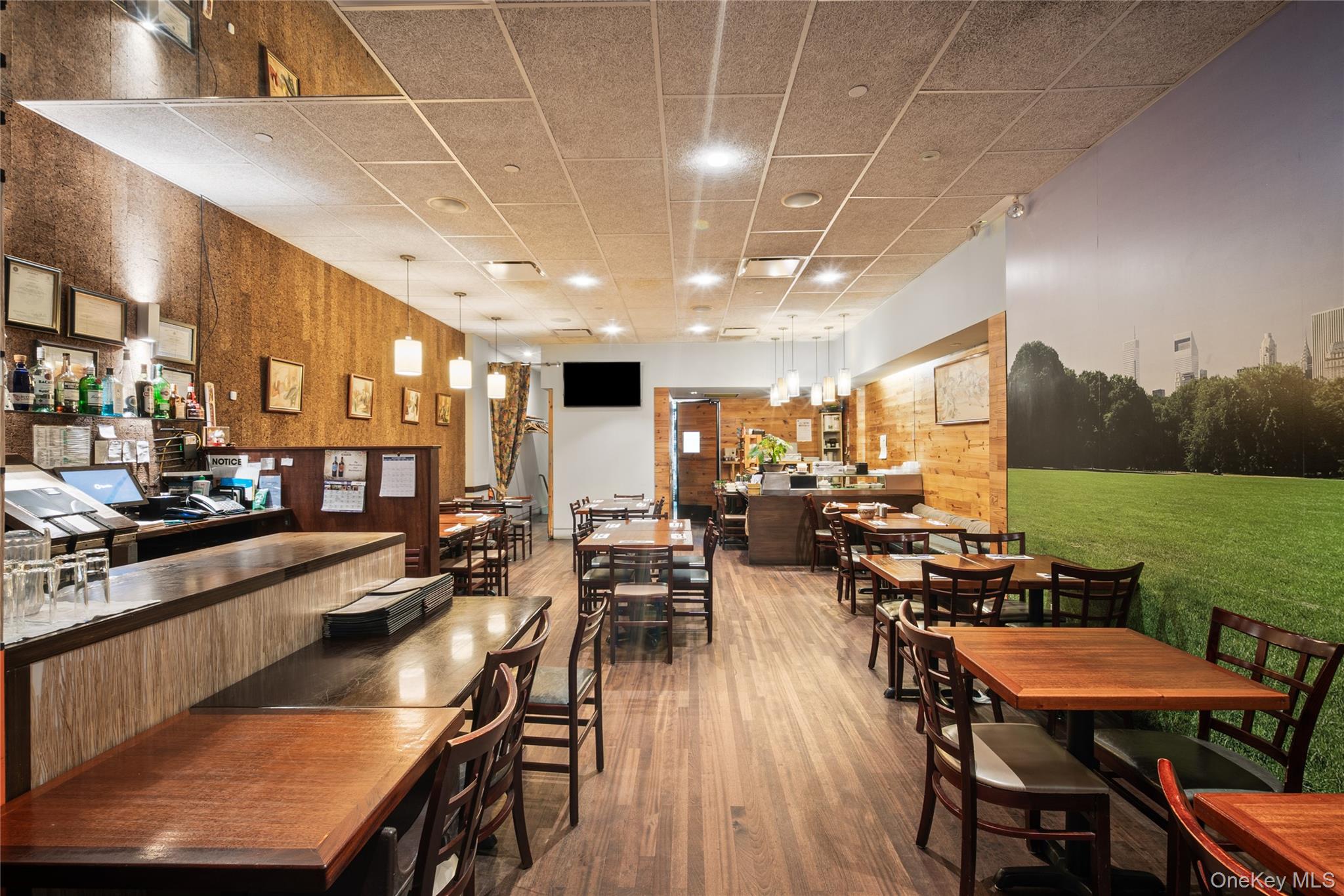 77 Middle Neck Rd, Great Neck, NY 11021