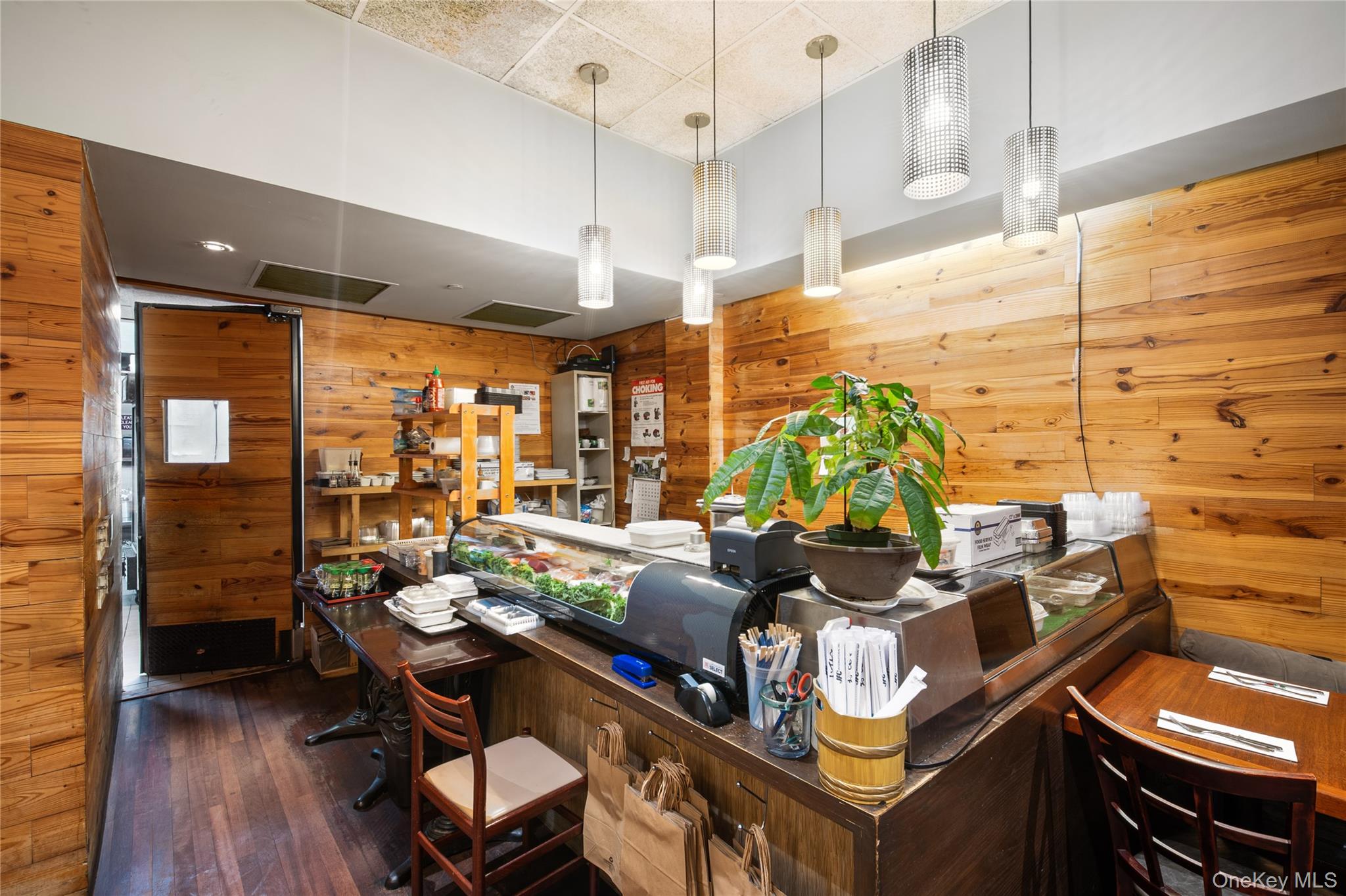 77 Middle Neck Rd, Great Neck, NY 11021