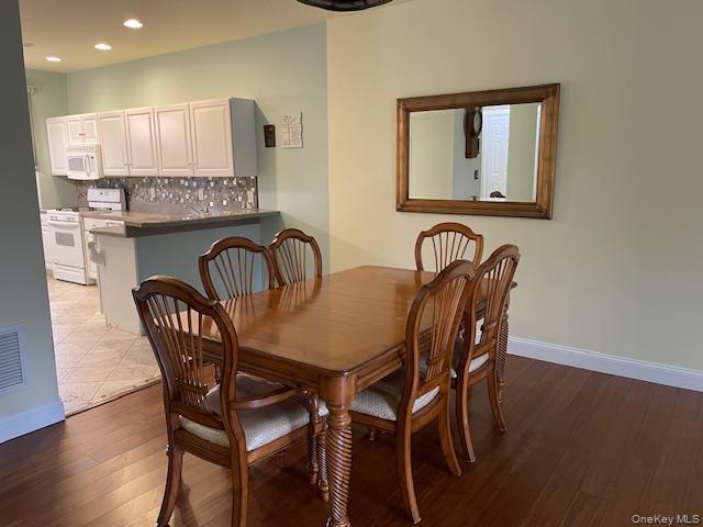 6 Oyster Cove Lane, Blue Point, NY 11715