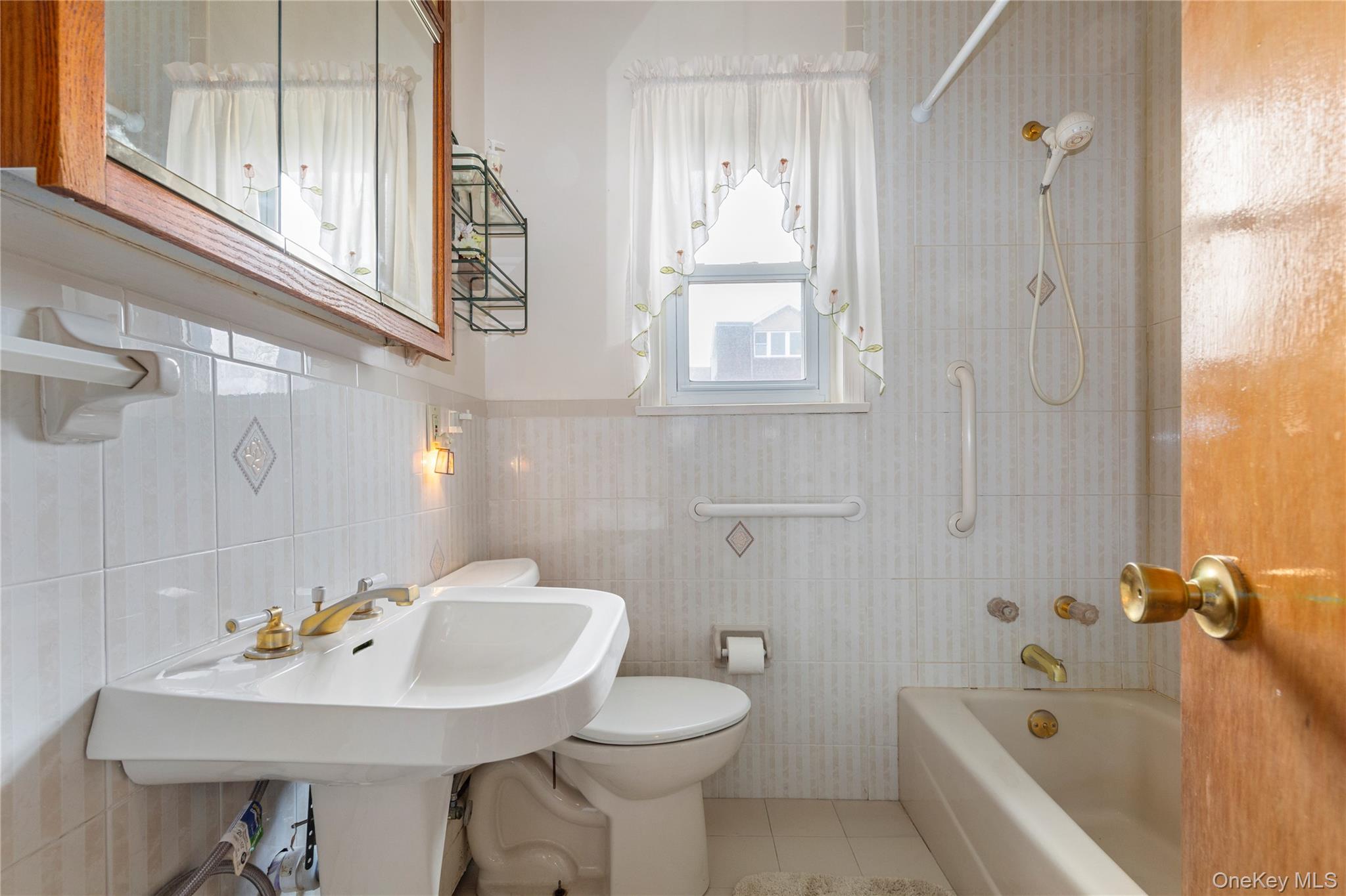 806 Clintonville Street, Whitestone, NY 11357