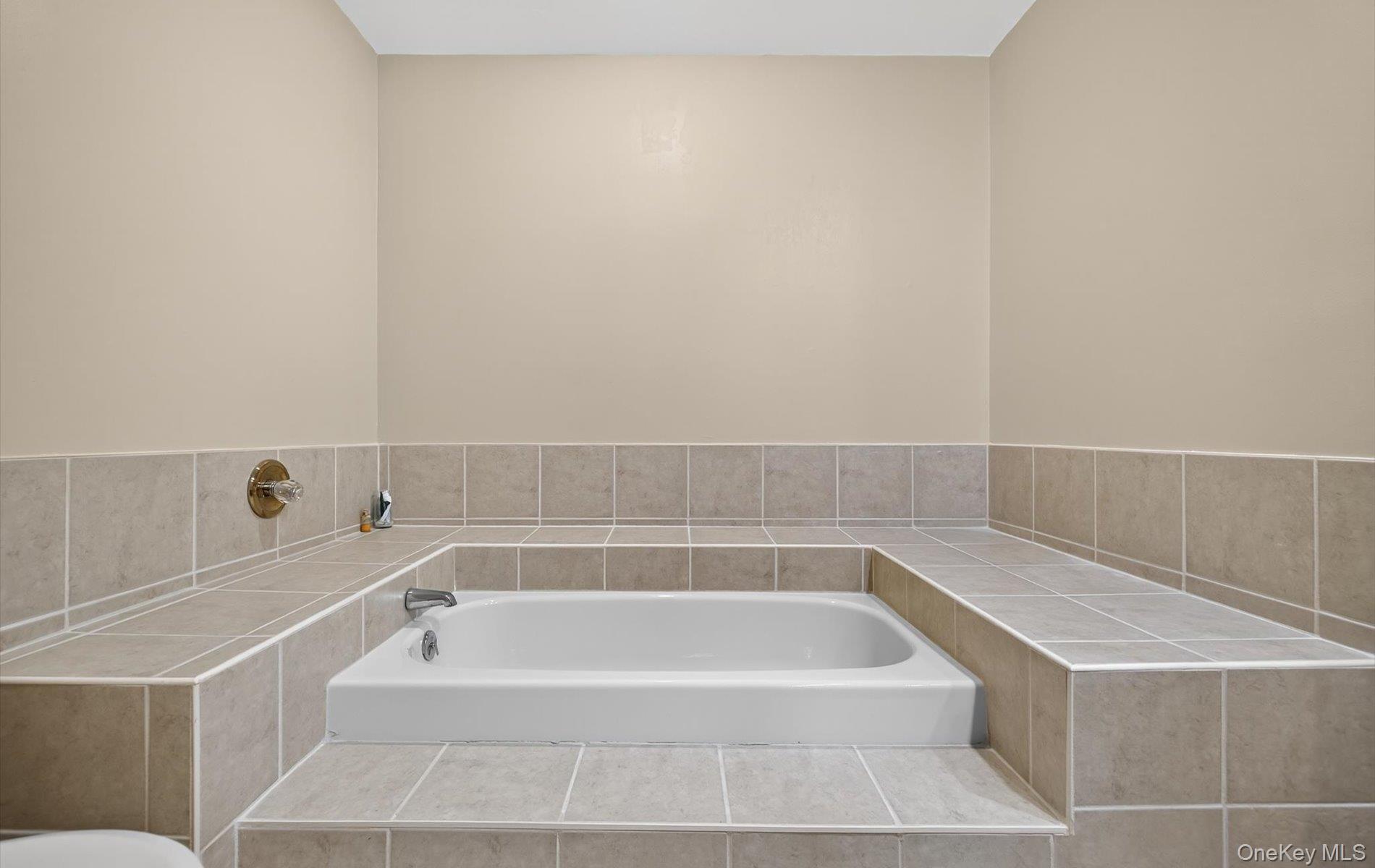 105 Glen Way, Syosset, NY 11791