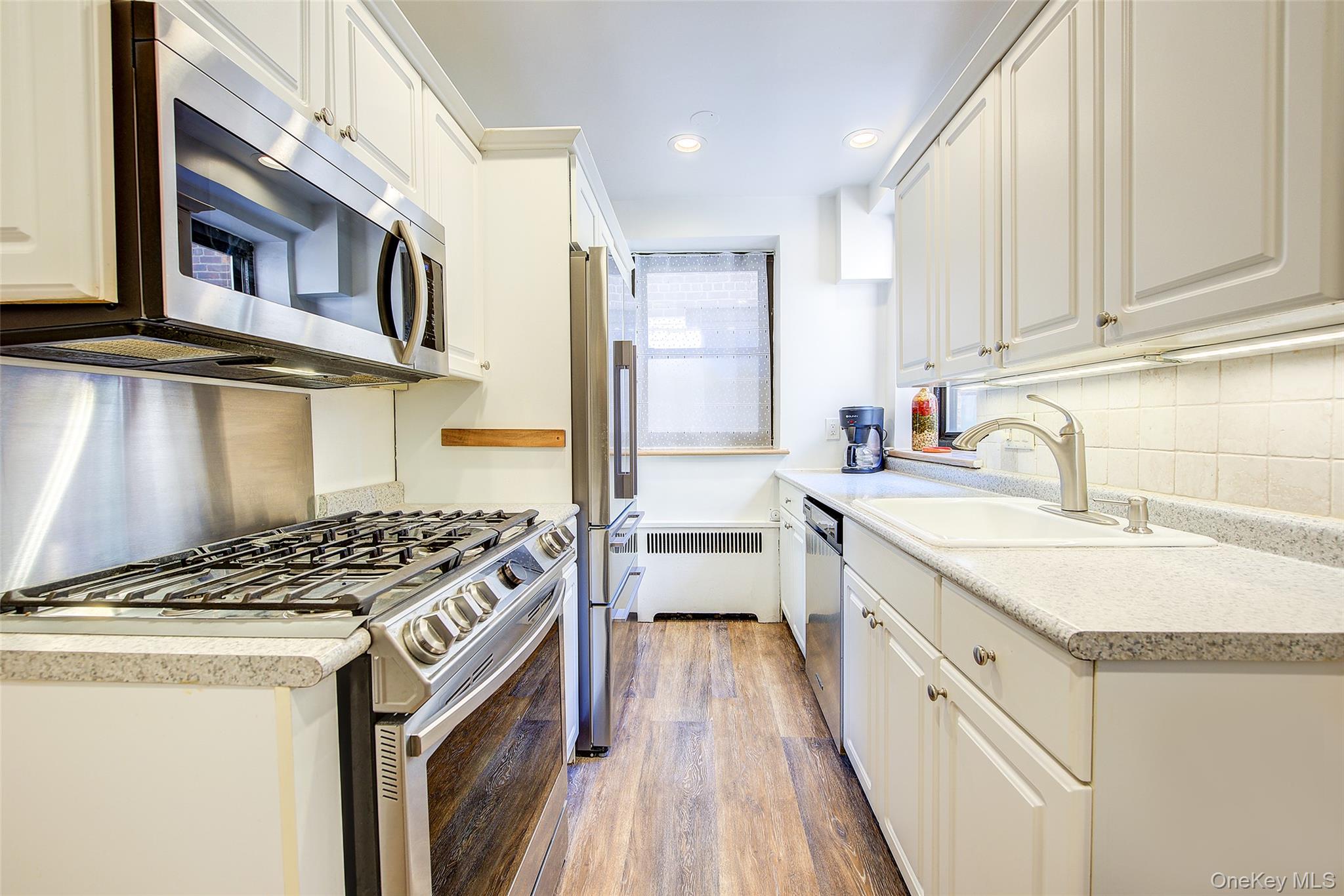 2 Town House Place # 2-H, Great Neck, NY 11021