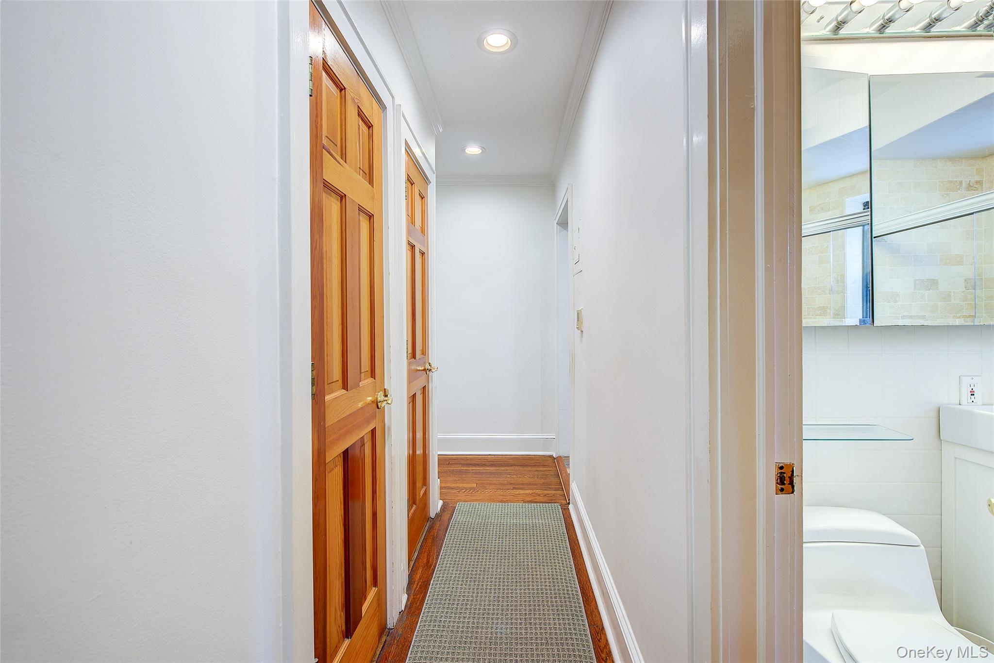 2 Town House Place # 2-H, Great Neck, NY 11021