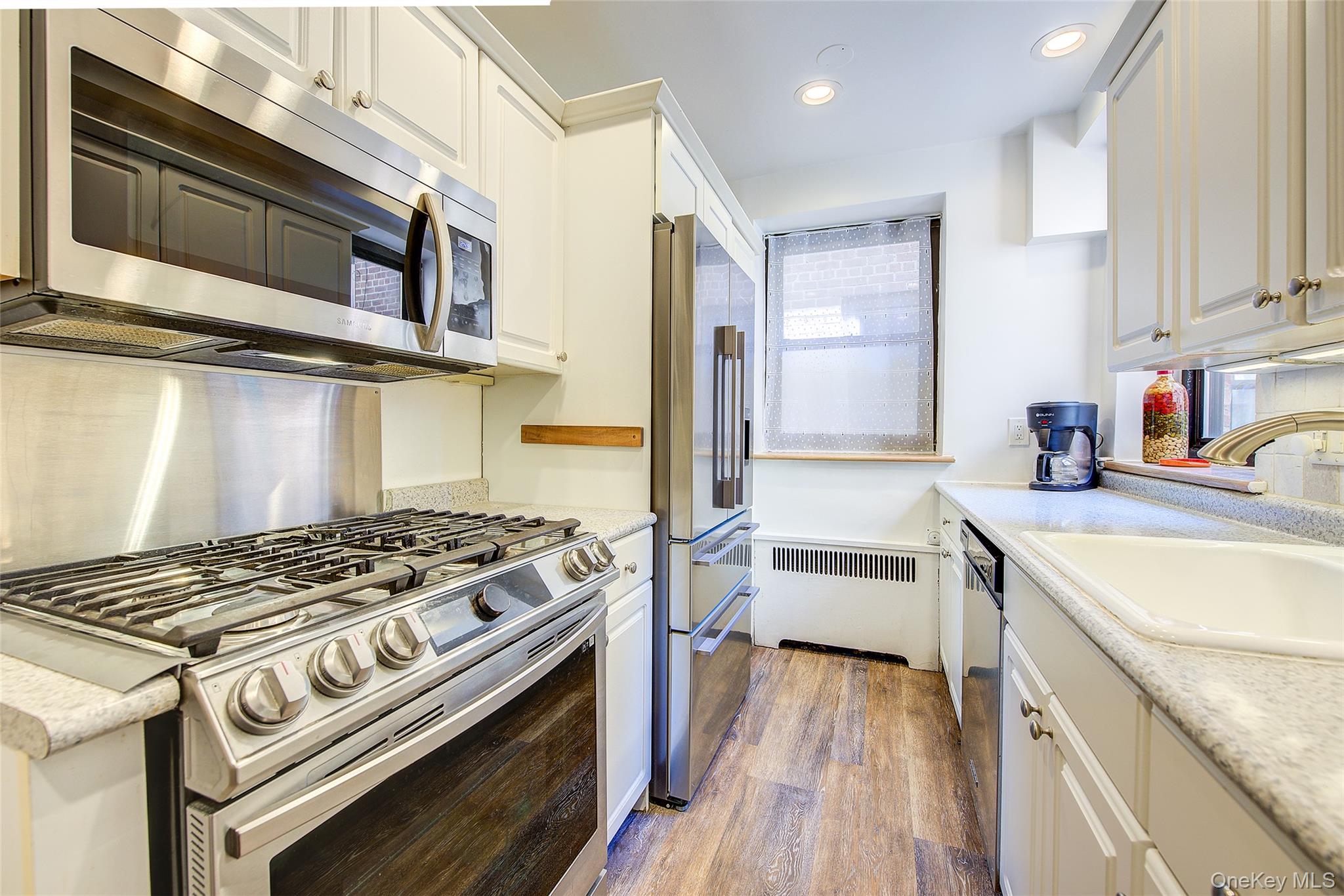 2 Town House Place # 2-H, Great Neck, NY 11021