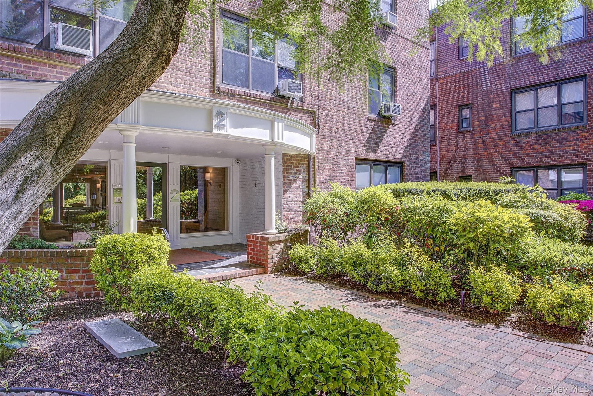 2 Town House Place # 2-H, Great Neck, NY 11021