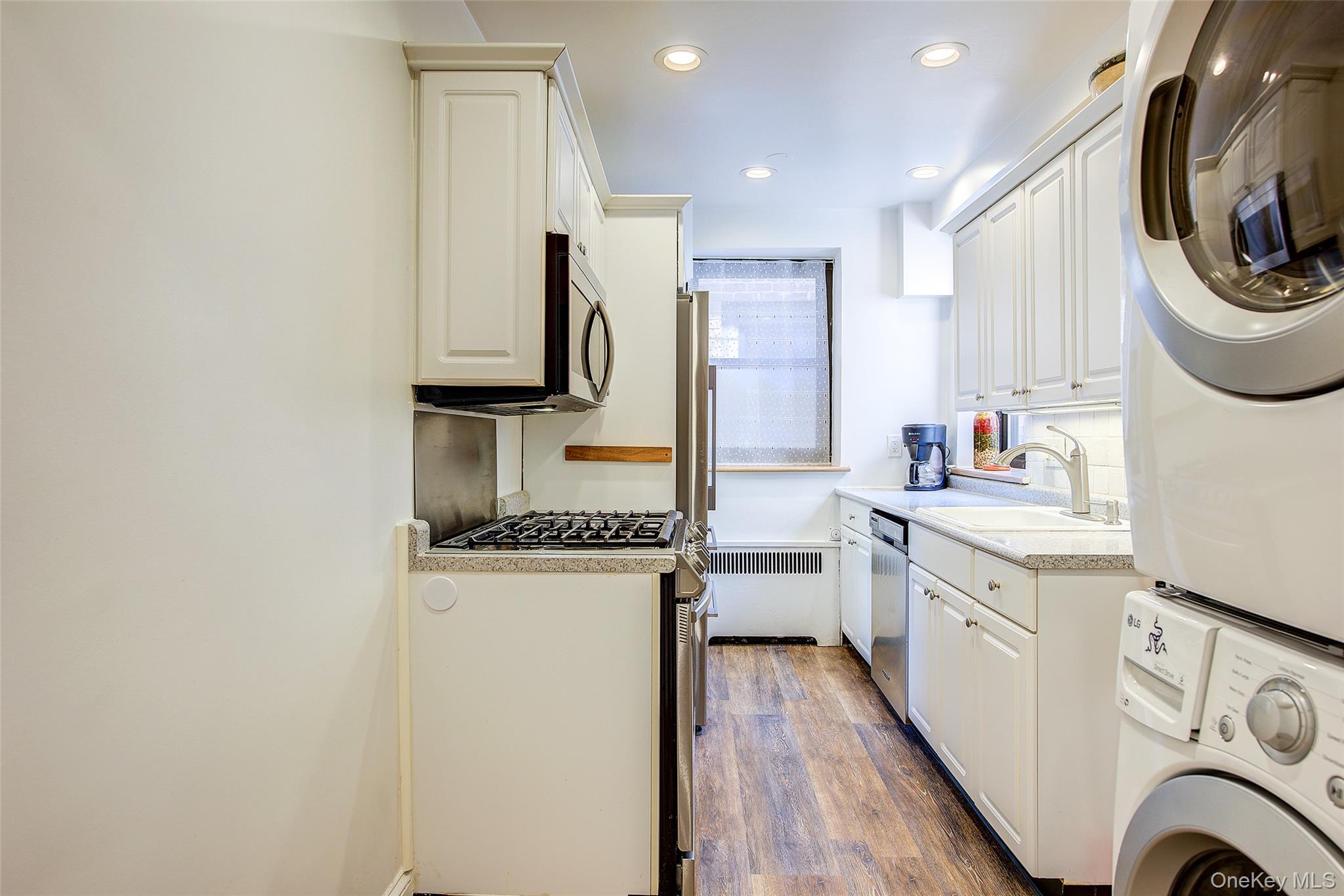 2 Town House Place # 2-H, Great Neck, NY 11021