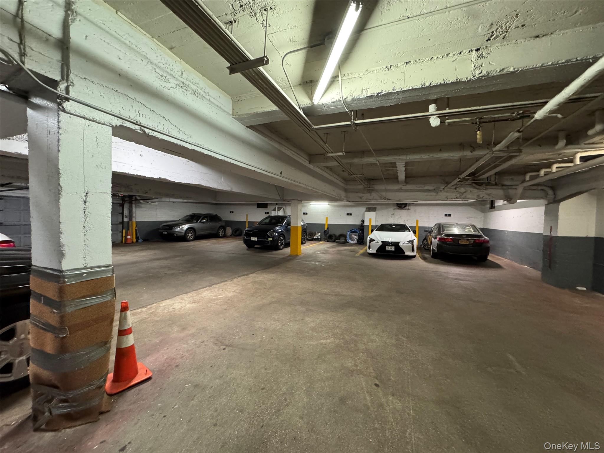 2 Town House Place # 2-H, Great Neck, NY 11021