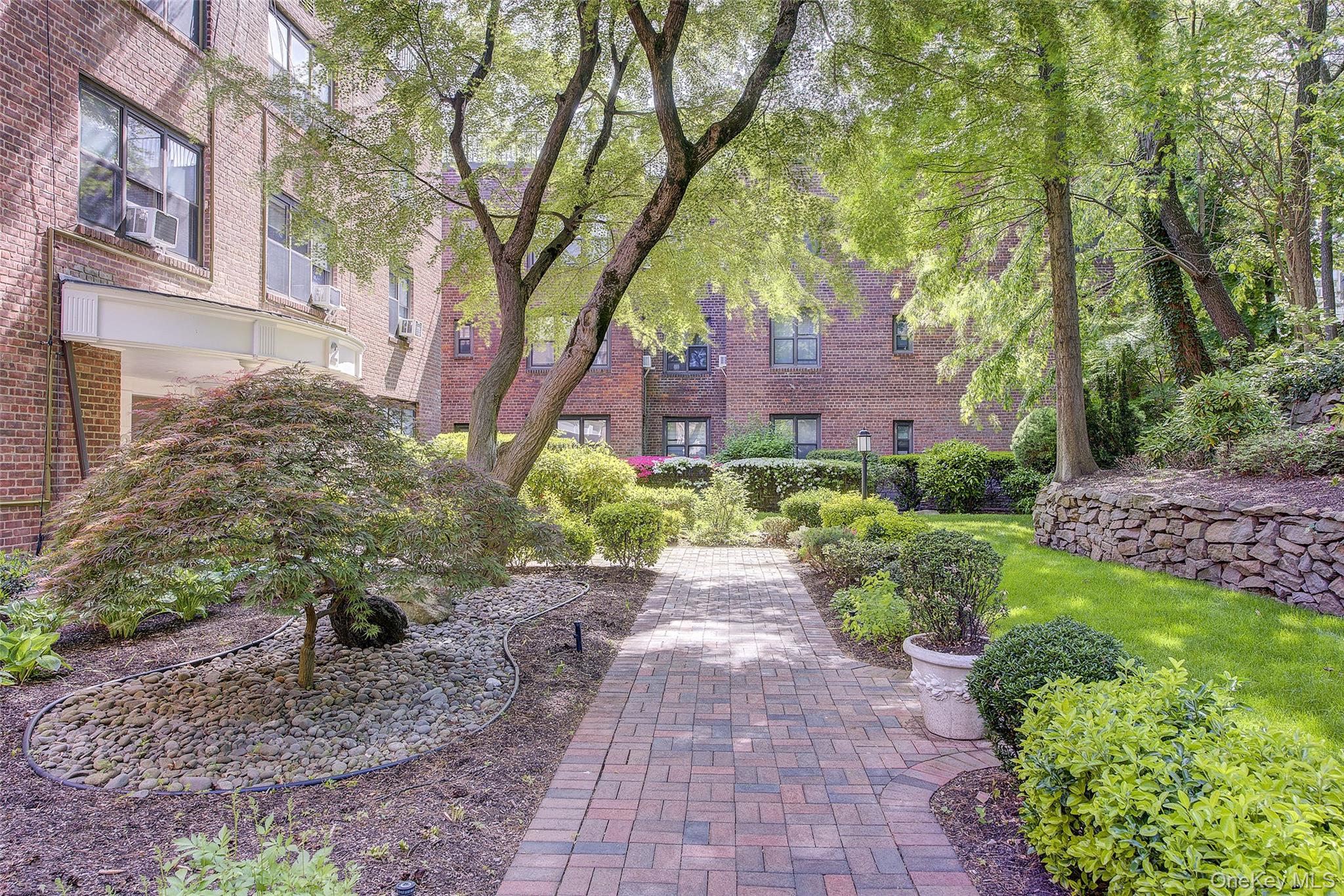 2 Town House Place # 2-H, Great Neck, NY 11021