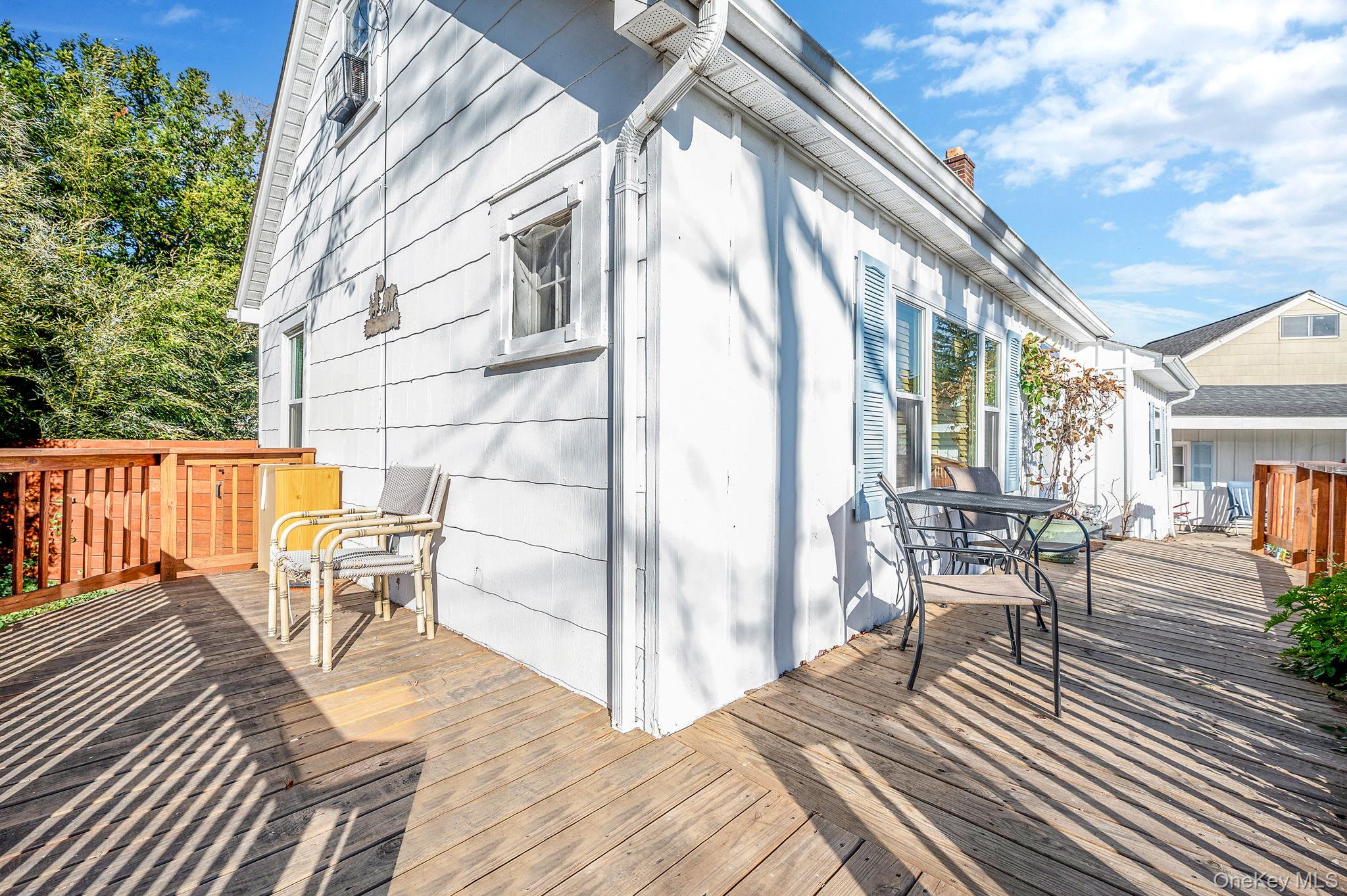 92 E John Street, Lindenhurst, NY 11757