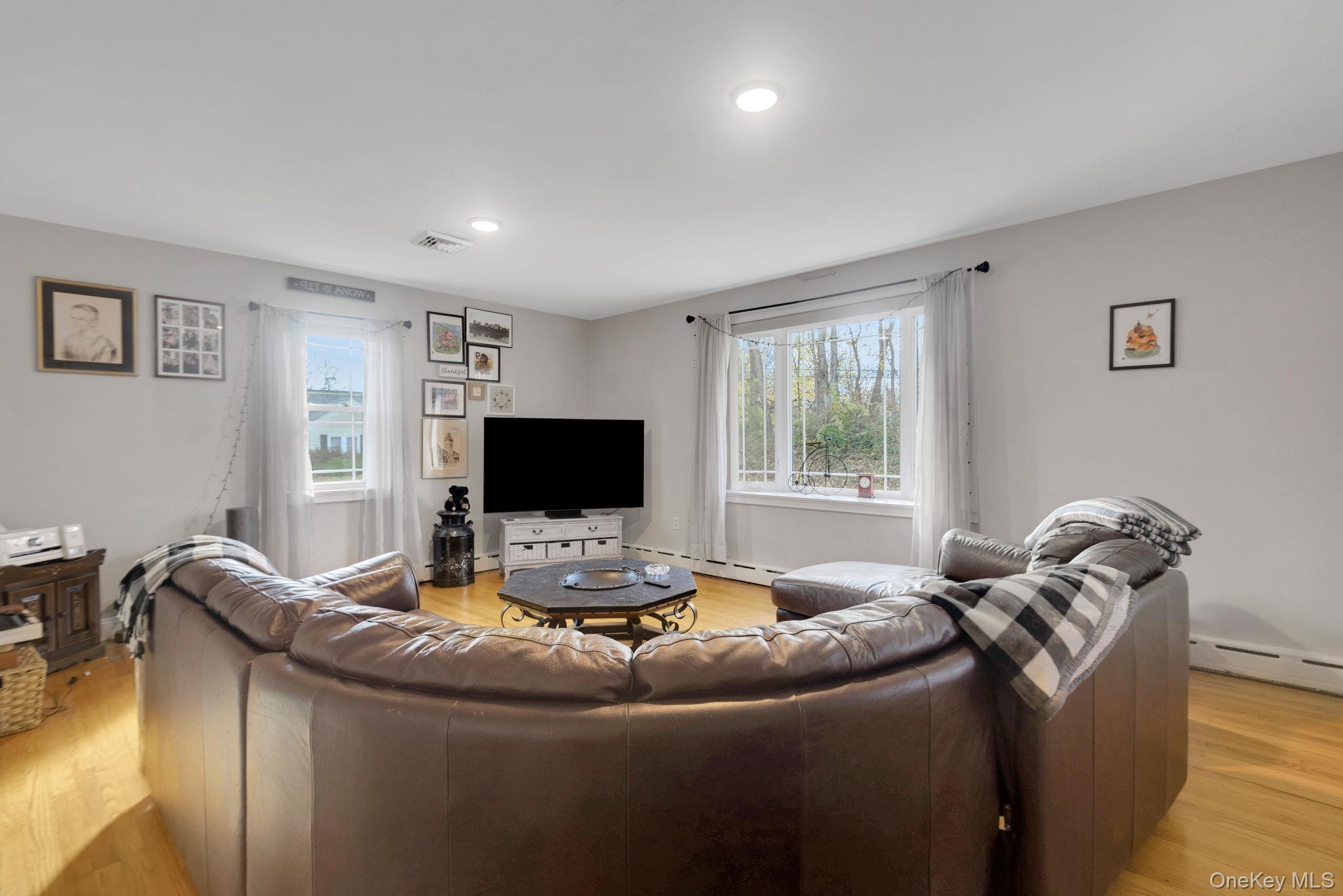 11 Sunset Drive, New Windsor, NY 12553