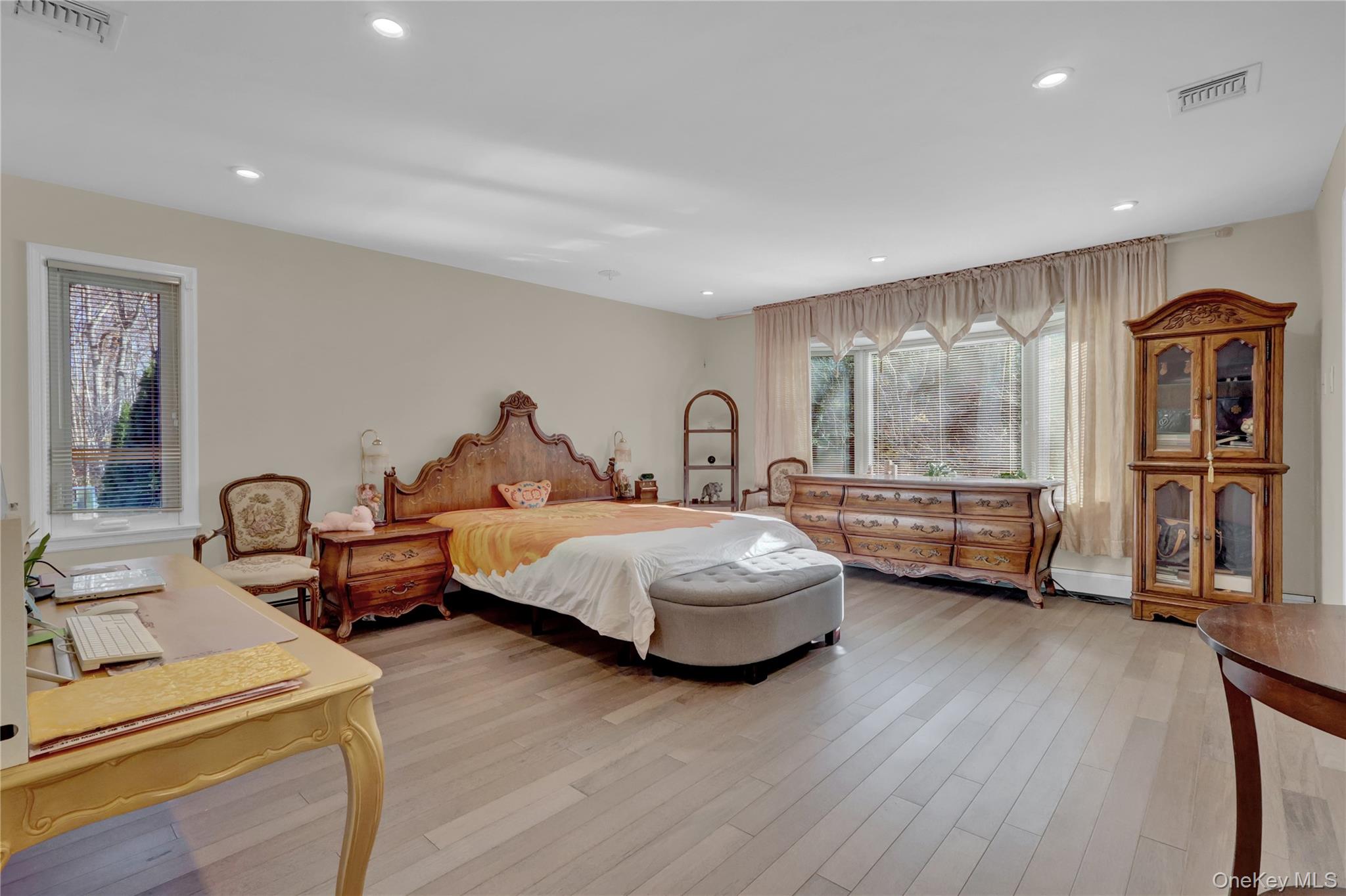 165 Tara Drive, Roslyn, NY 11576