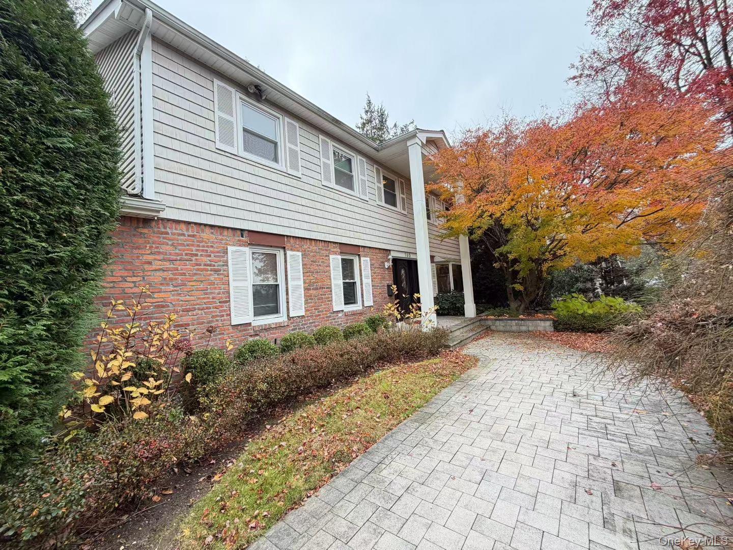 165 Tara Drive, Roslyn, NY 11576