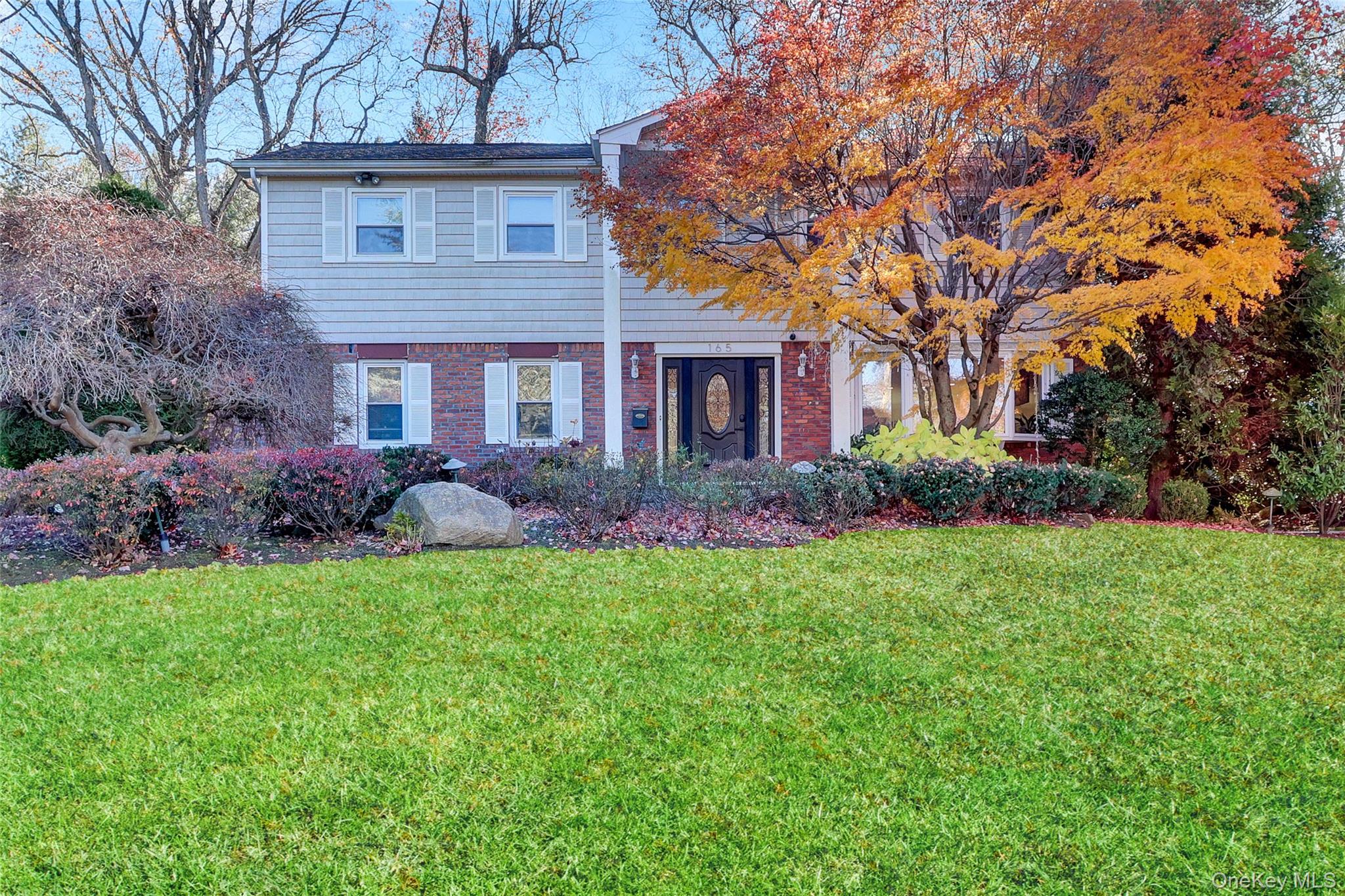 165 Tara Drive, Roslyn, NY 11576