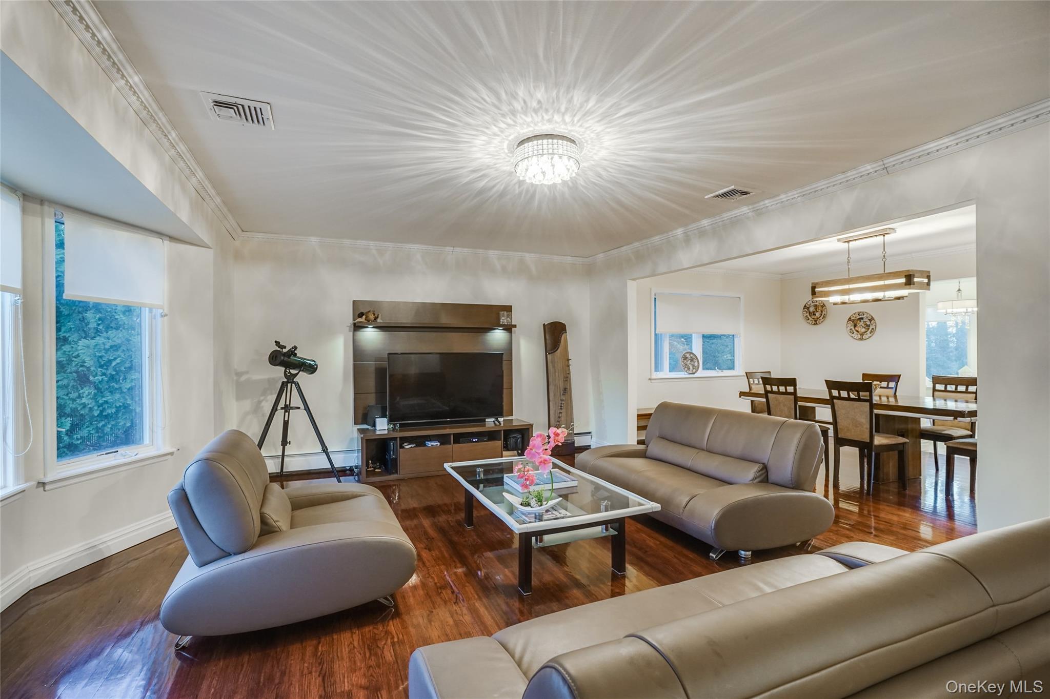 1041 Glen Cove Avenue, Roslyn Harbor, NY 11576