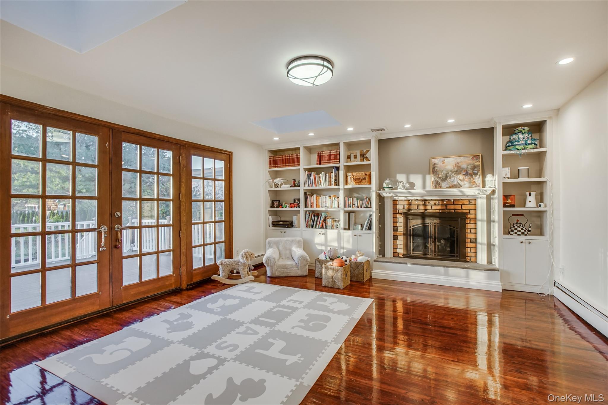 1041 Glen Cove Avenue, Roslyn Harbor, NY 11576