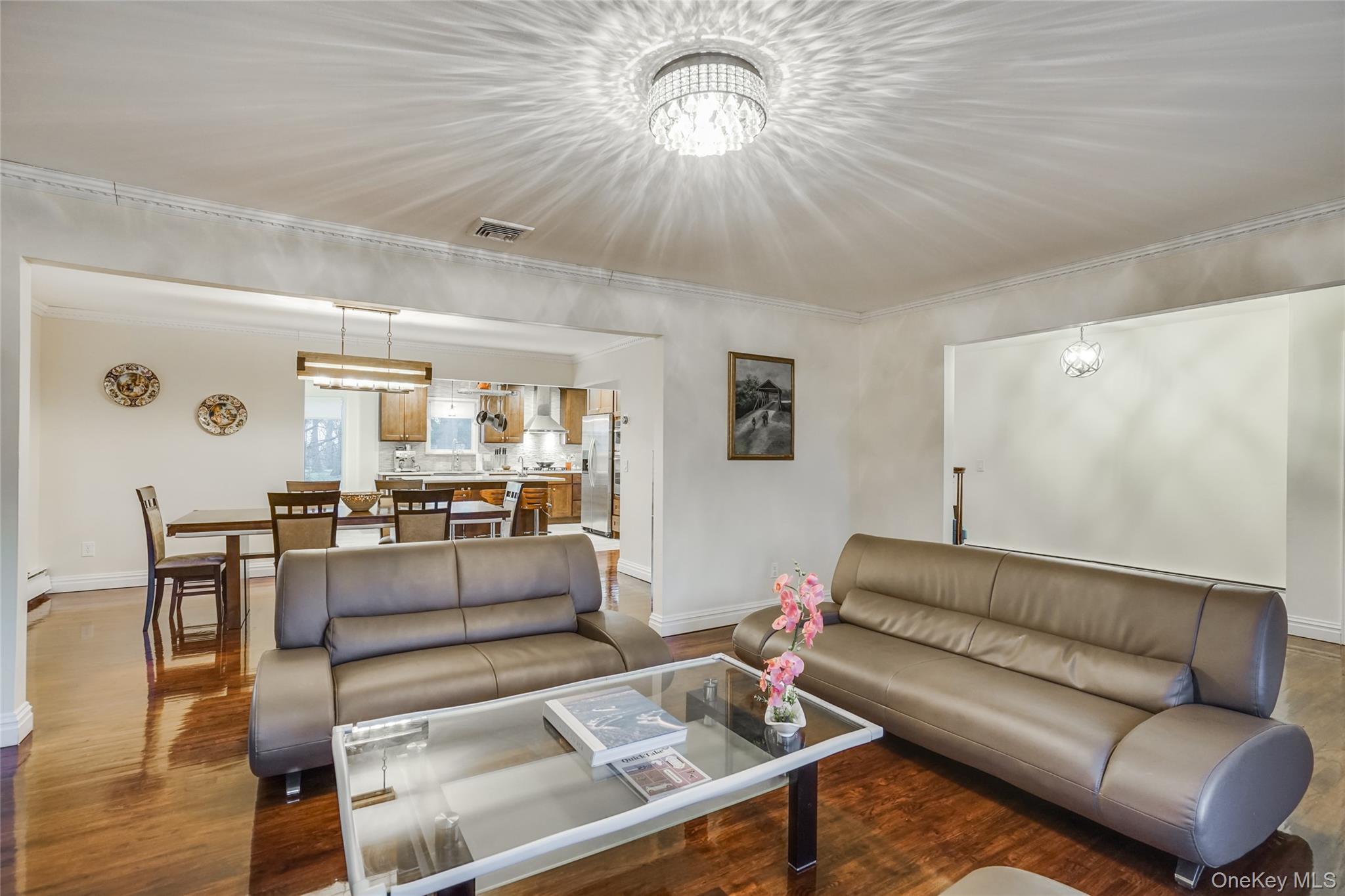 1041 Glen Cove Avenue, Roslyn Harbor, NY 11576