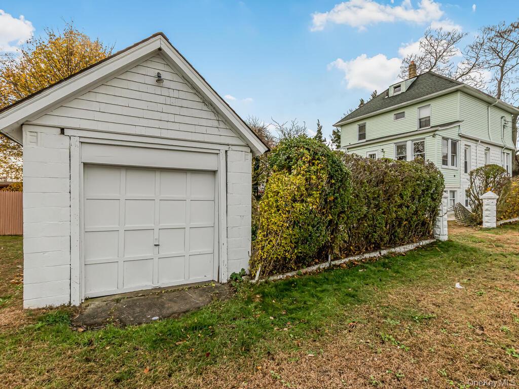 90 Meucci Avenue, Copiague, NY 11726