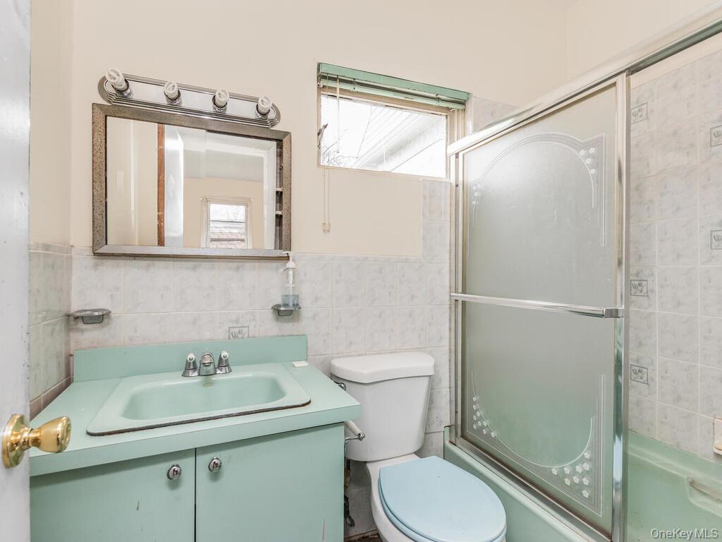 90 Meucci Avenue, Copiague, NY 11726