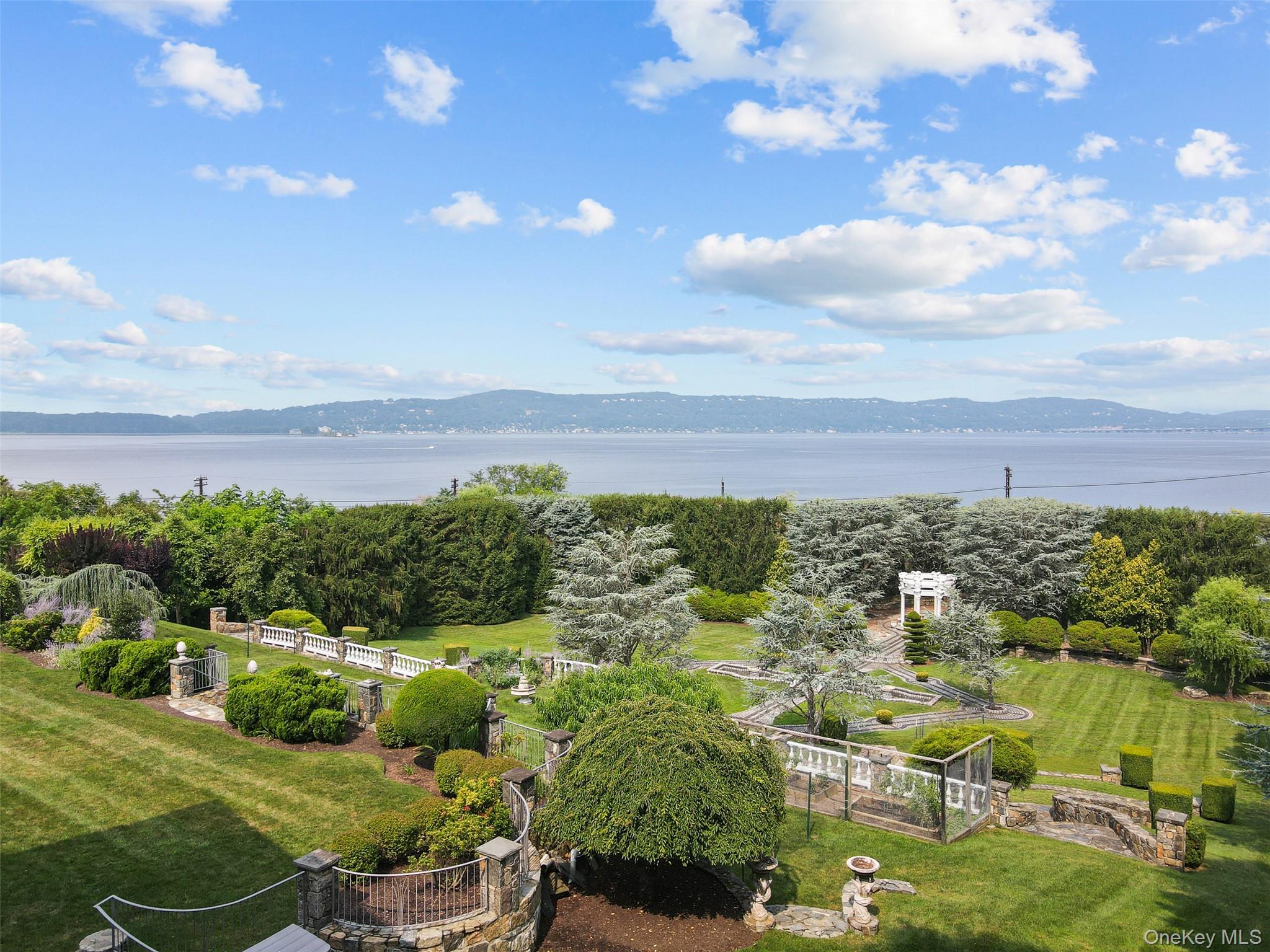 43 Matthiessen Park N, Irvington, NY 10533