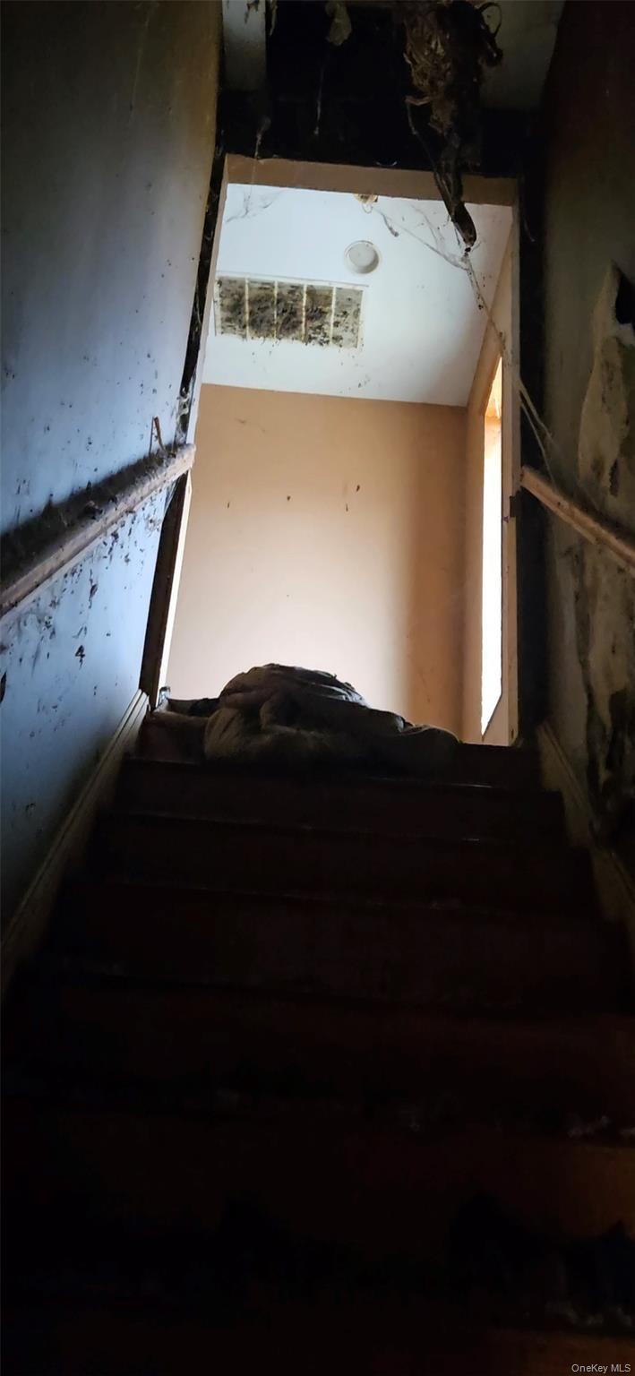 17 Grant Place, Lake Peekskill, NY 10537