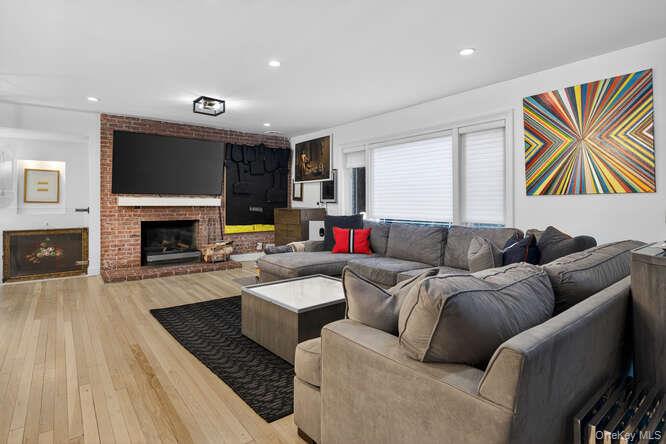 42 Highfield Lane, Roslyn Heights, NY 11577