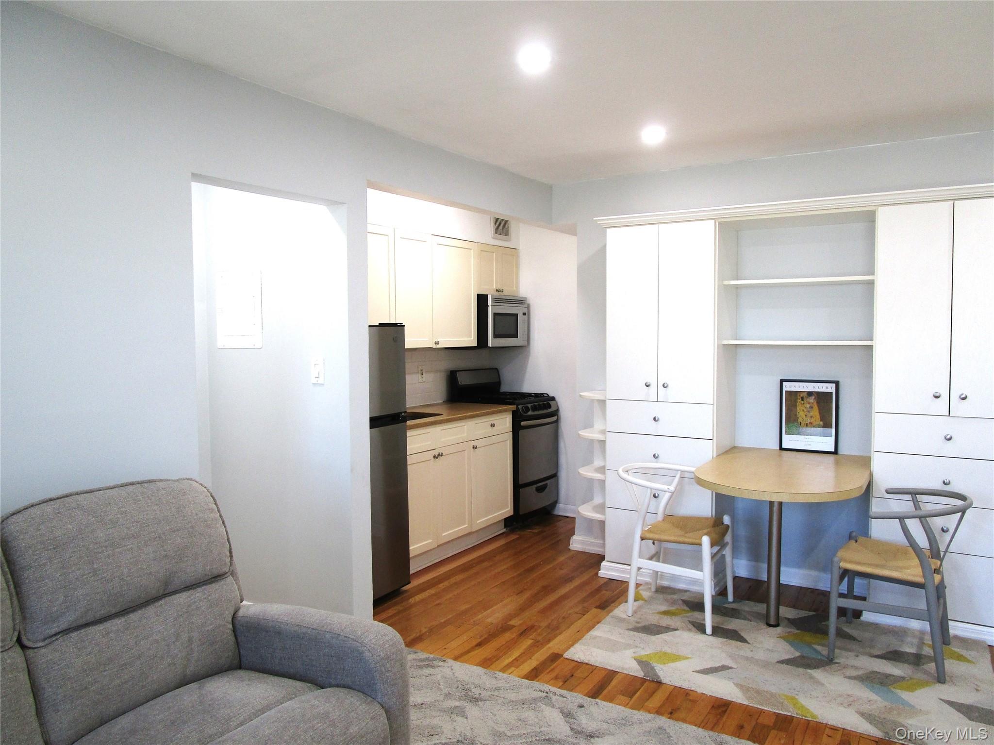 324 Post Avenue # 6H, Westbury, NY 11590