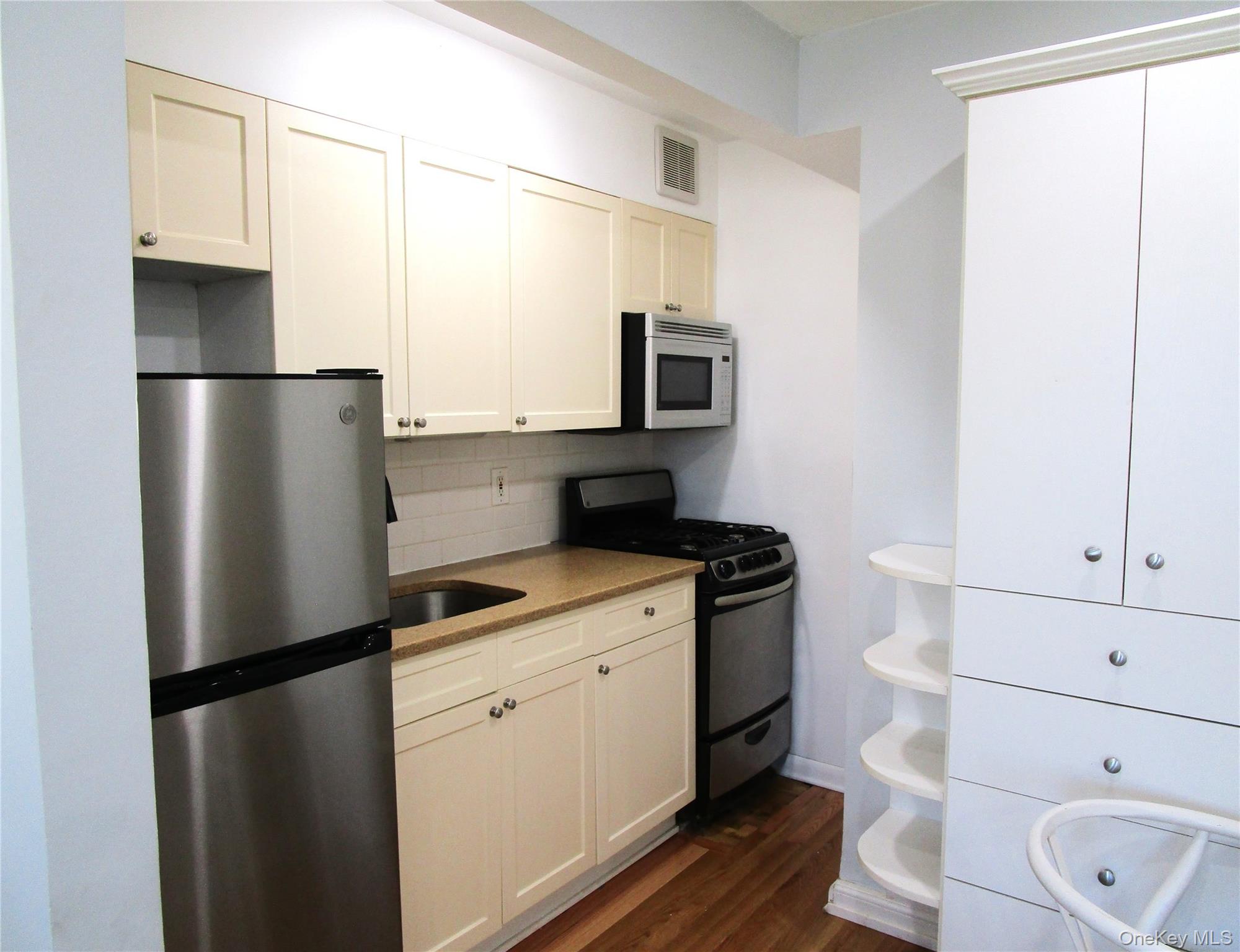 324 Post Avenue # 6H, Westbury, NY 11590