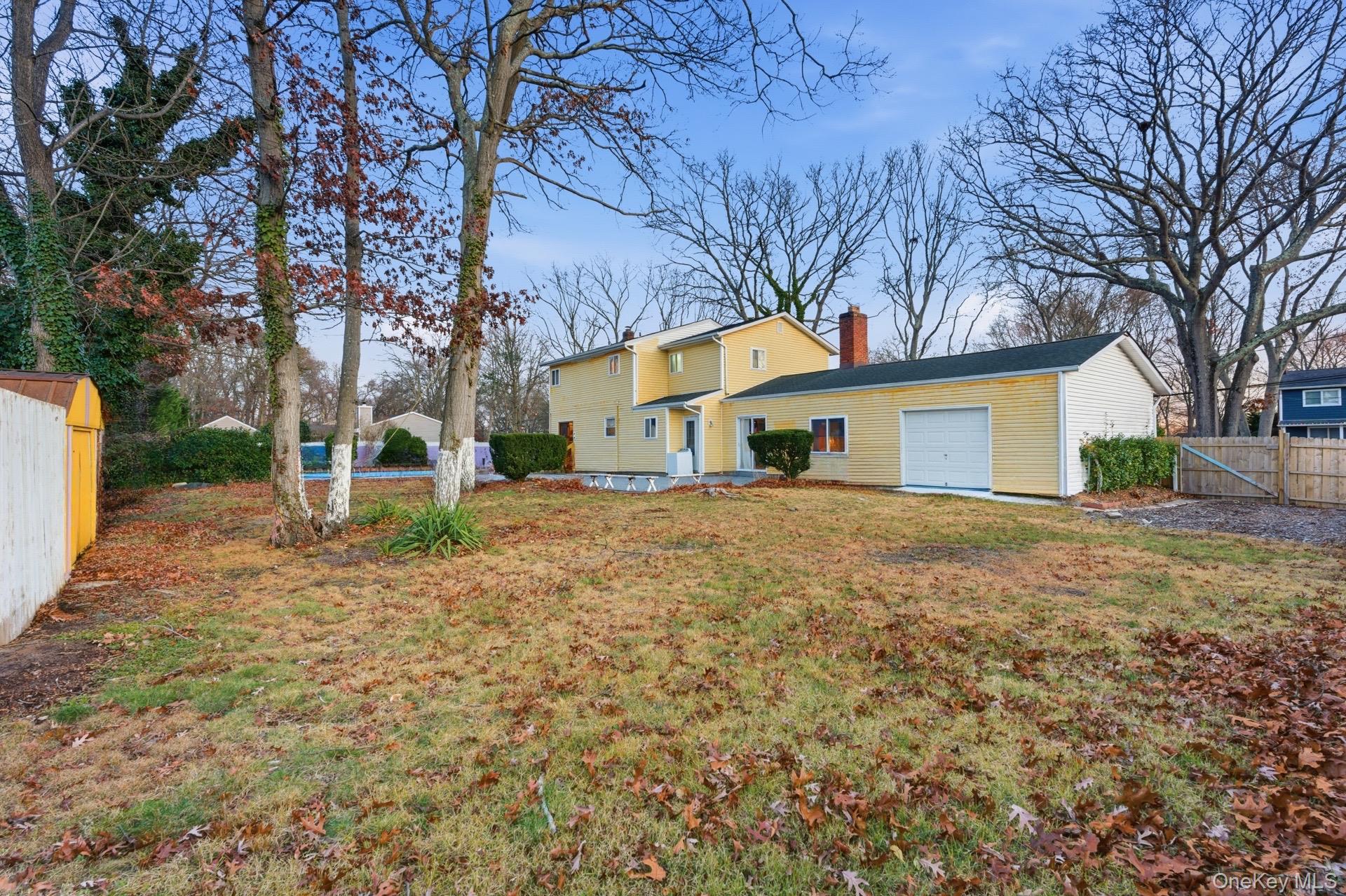 11 Val Court, Holbrook, NY 11741