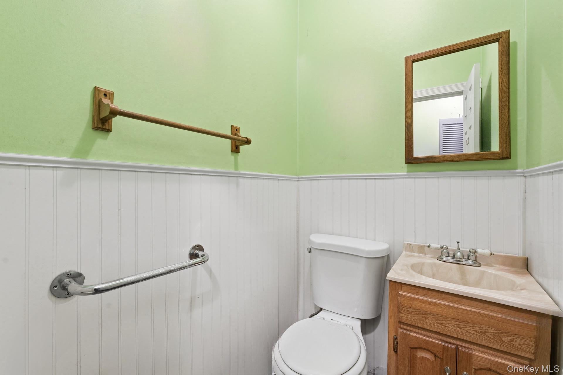 11 Val Court, Holbrook, NY 11741