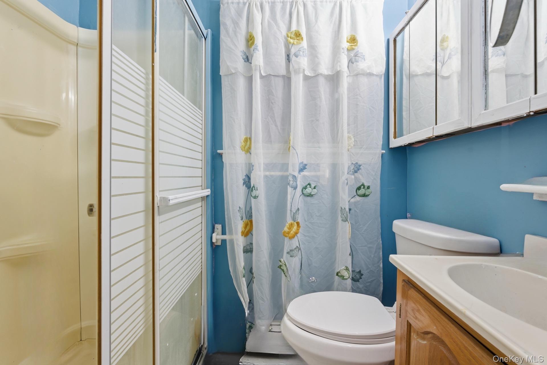 11 Val Court, Holbrook, NY 11741