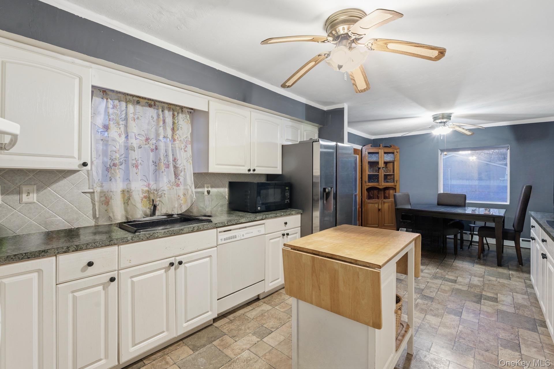 11 Val Court, Holbrook, NY 11741