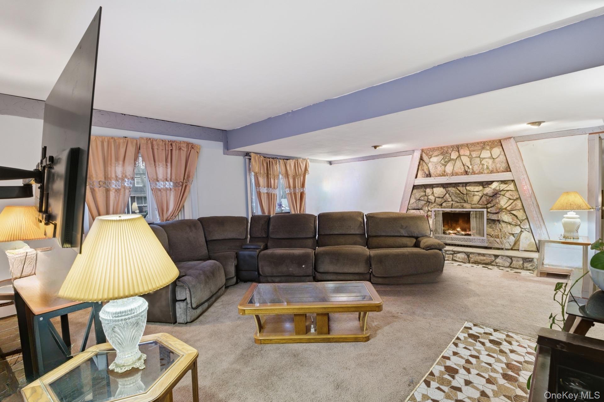 11 Val Court, Holbrook, NY 11741