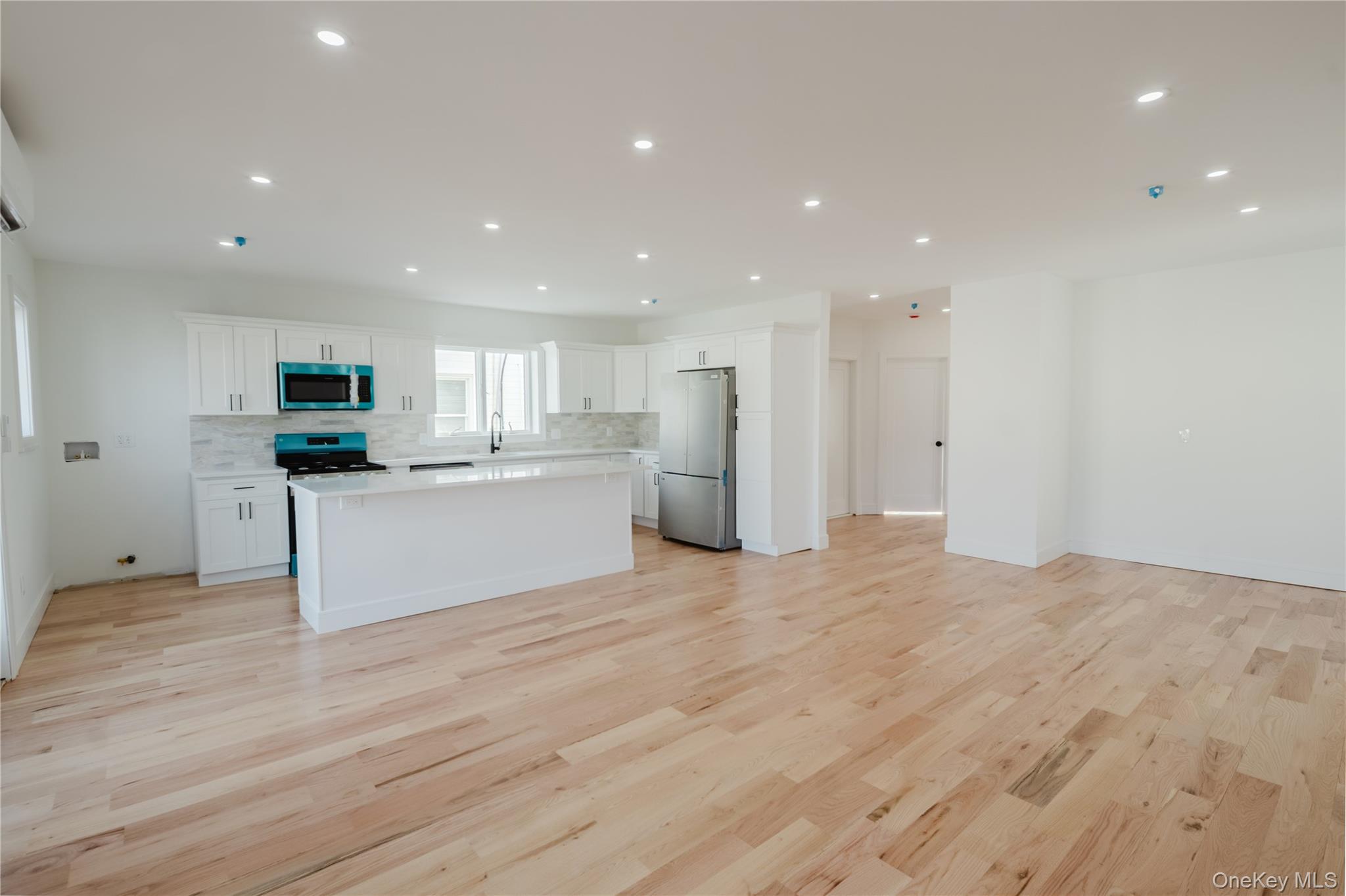 886 S 7th Street, Lindenhurst, NY 11757