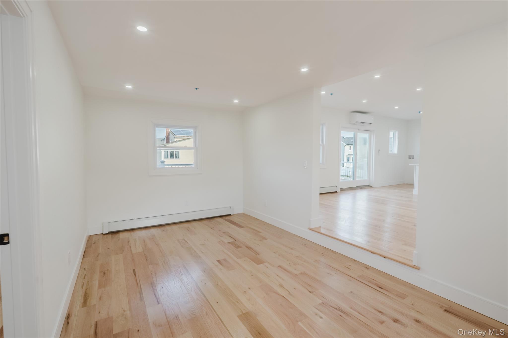 886 S 7th Street, Lindenhurst, NY 11757