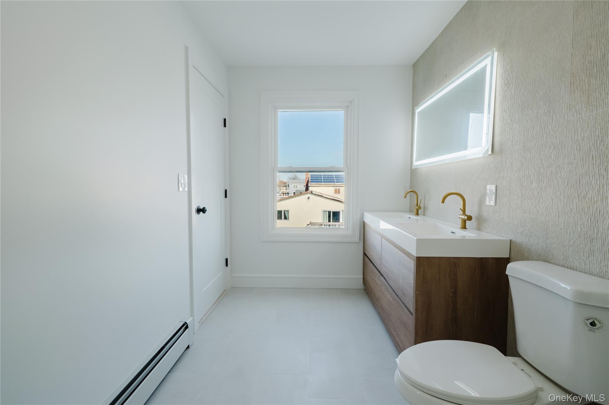 886 S 7th Street, Lindenhurst, NY 11757