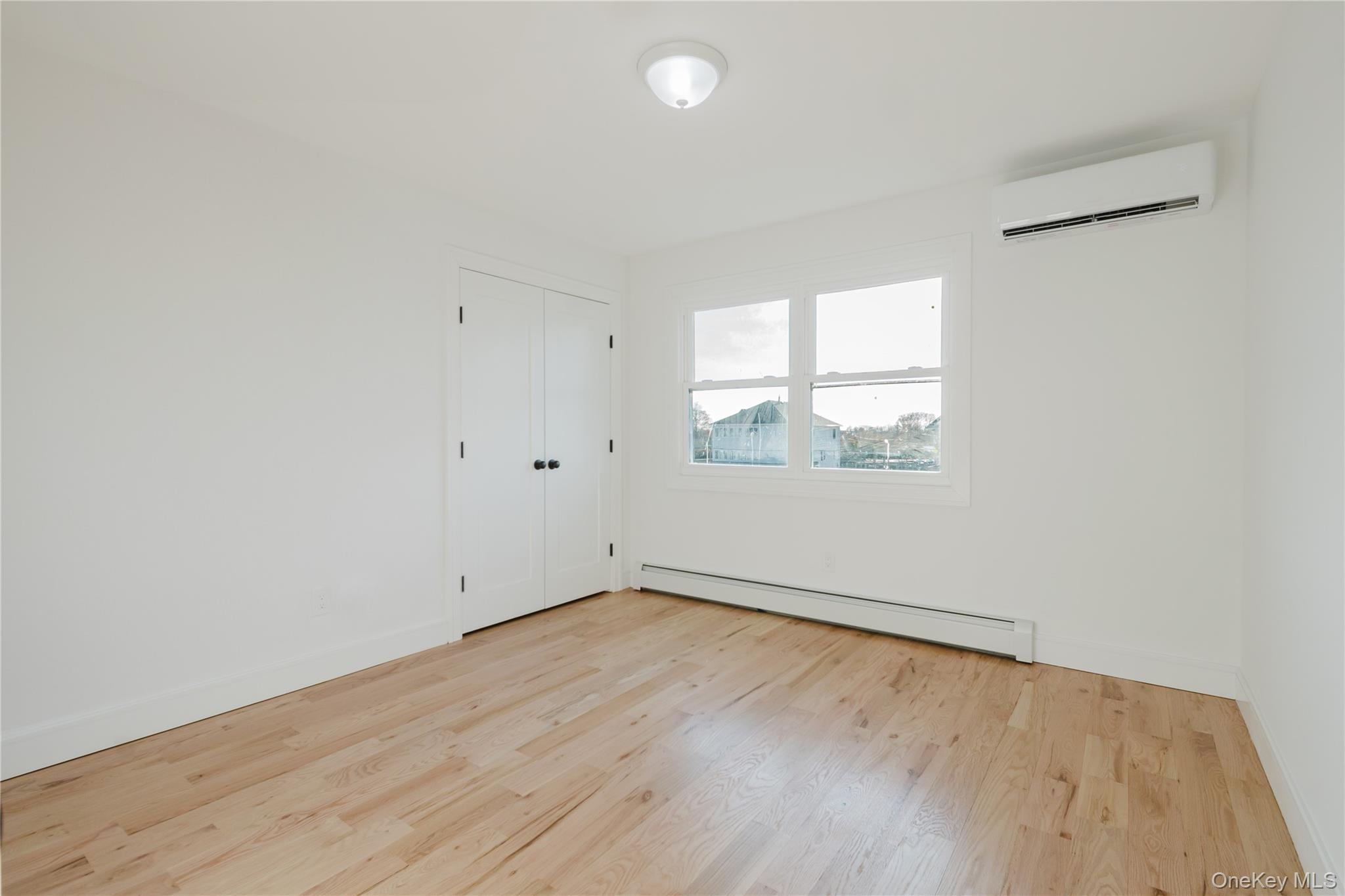 886 S 7th Street, Lindenhurst, NY 11757