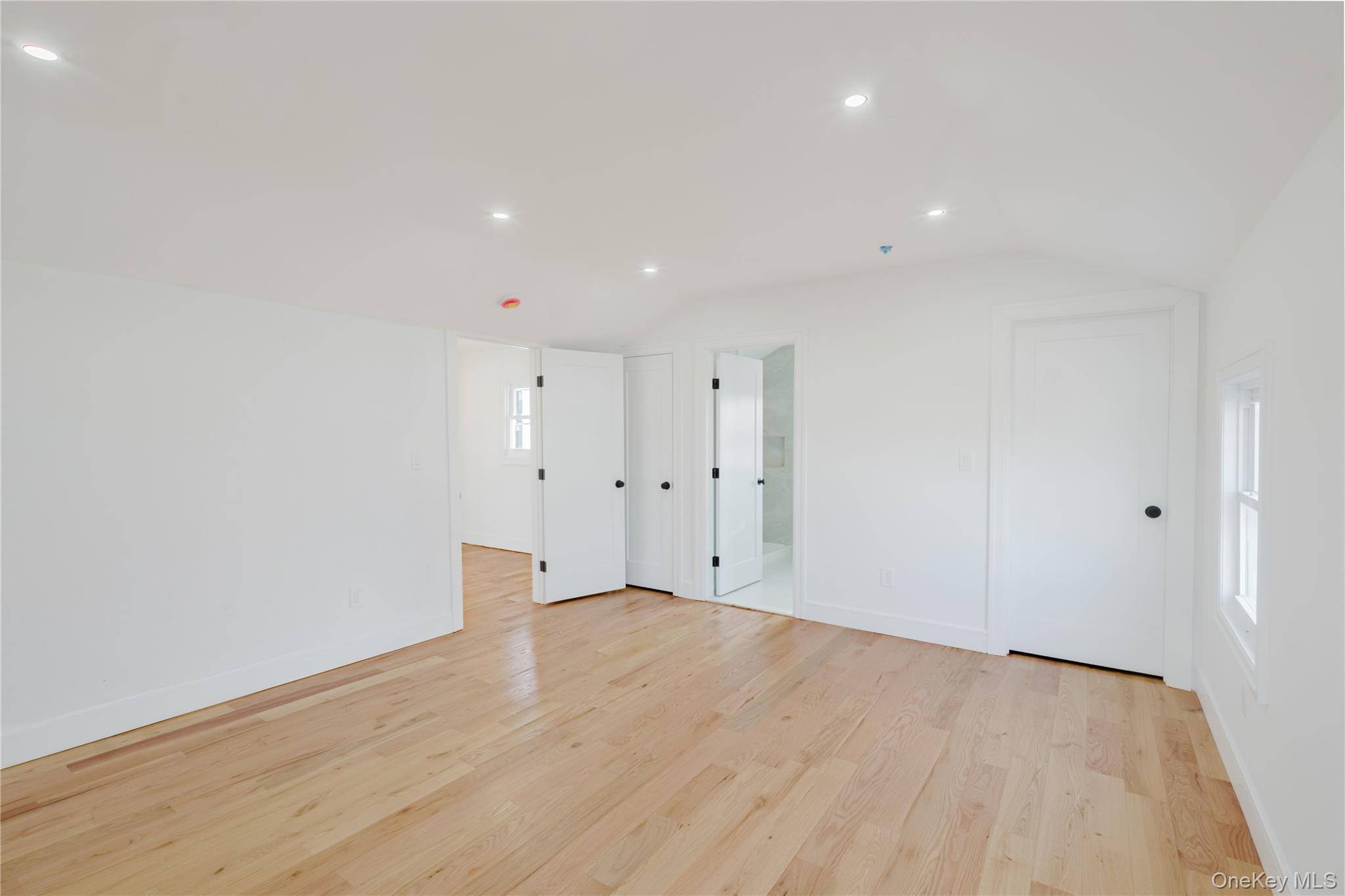 886 S 7th Street, Lindenhurst, NY 11757