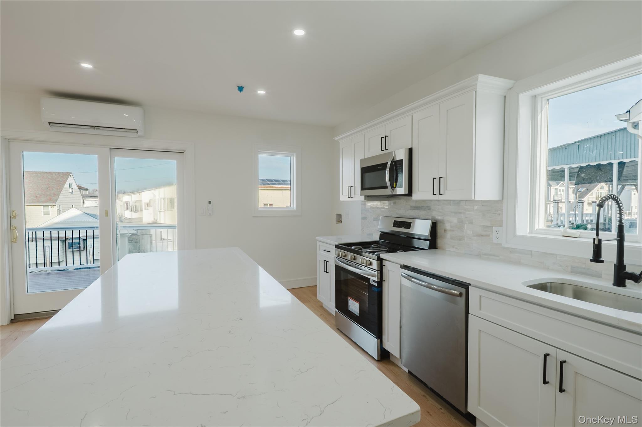 886 S 7th Street, Lindenhurst, NY 11757